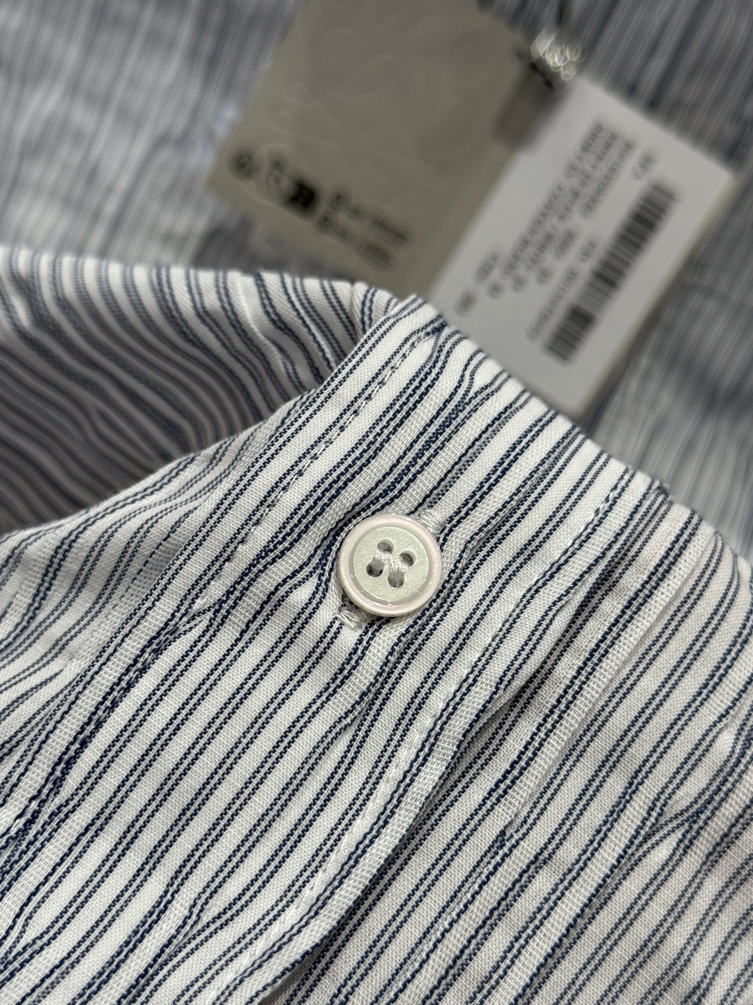 Loewe Stripes Long-Sleeve Shirt: Custom cotton fabric, comfortable and soft, with brand embroidery, versatile styling. - 图片 5