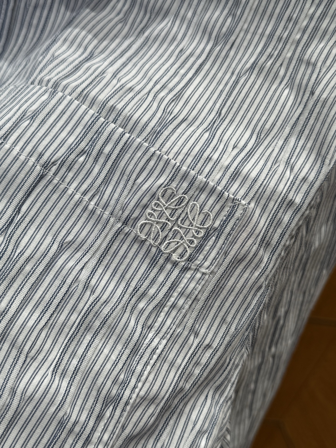 Loewe Stripes Long-Sleeve Shirt: Custom cotton fabric, comfortable and soft, with brand embroidery, versatile styling. - 图片 6