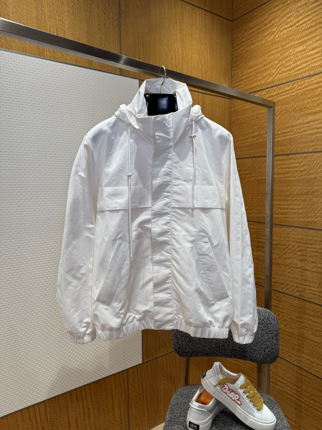 NO:530431,LOUIS VUITTON hooded windproof long-sleeved jacket ——————————————————————————————————————————————————————————————————————————————————————————————————————————————————————————————————————————————————————————————————————————————————————————————————————————————————————————————————————————————————————————————————————————————————————————————————————————————————————————————————————————————————————————————————————————————————————————————————————————————————————————————————————————————————————————————————————————————————————————————————————————  Material cotton Loose style color white Size S/M/L/XL,,louis vuitton,louis vuitton,jackets & coats,hats,alexander wang19860909LOUIS VUITTON路易威登连帽防风长袖外套 ———————— 采用混纺面料匠心制作,质感卓越,舒适柔软防风保暖,正面饰以品牌标识橡胶贴饰点缀,可收纳可调节 Monogram 图案兜帽,弹力袖口和腰部,透气腋下孔眼,同色系里布内衬,隐藏式拉链前襟,休闲款式,能与多类型服饰搭配营造时尚造型,定制辅料,三标齐全,男女同款！ 材质棉 版型宽松 颜色白色 尺码S/M/L/XL,,louis vuitton,louis vuitton,jackets & coats,hats,alexander wang,Men's clothing