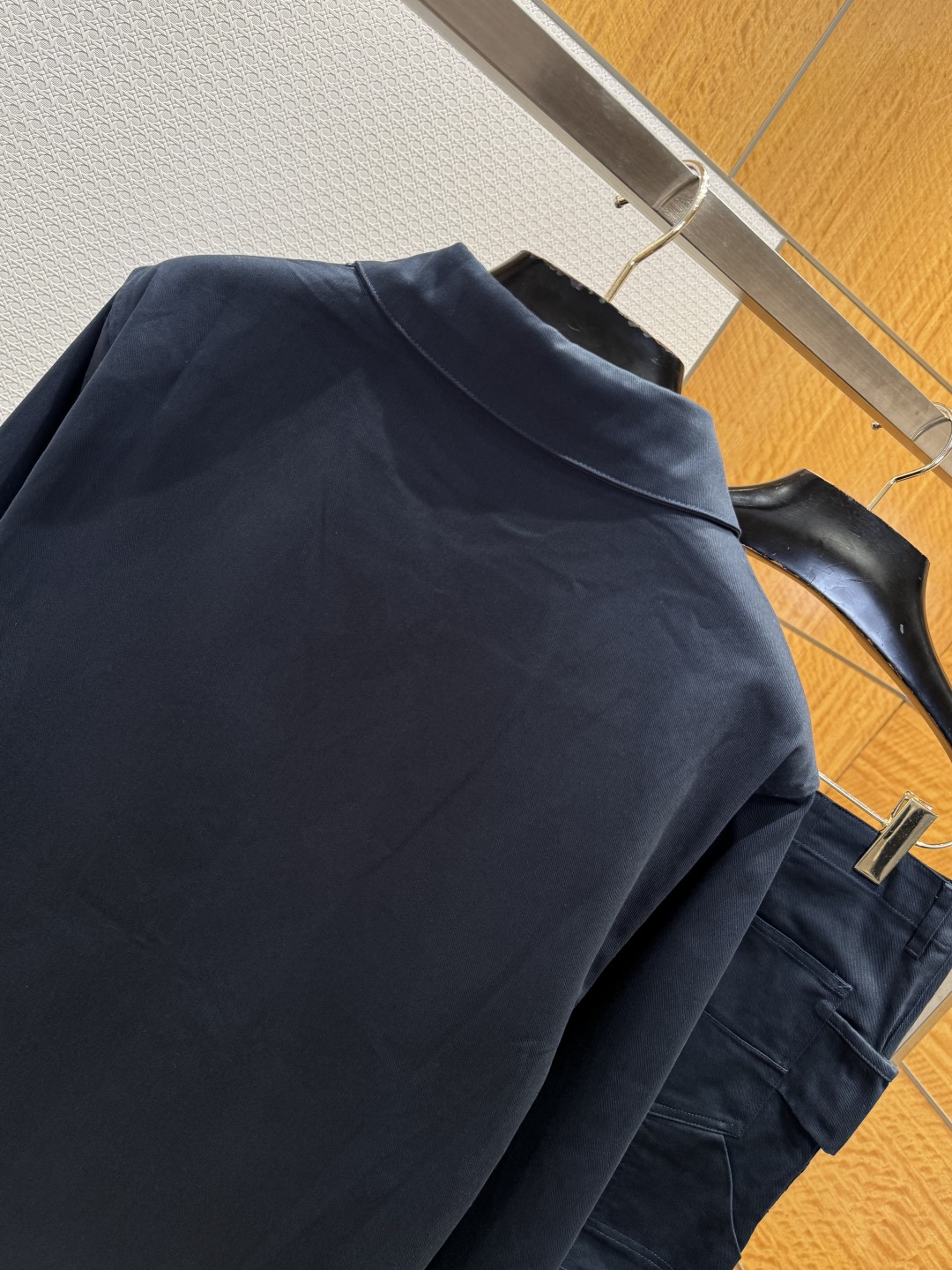 Dioro Cotton Pressured Flower Suit: Navy Blue, Delicate Texture, Tailored Design, Versatile Fashion Statement - 图片 9