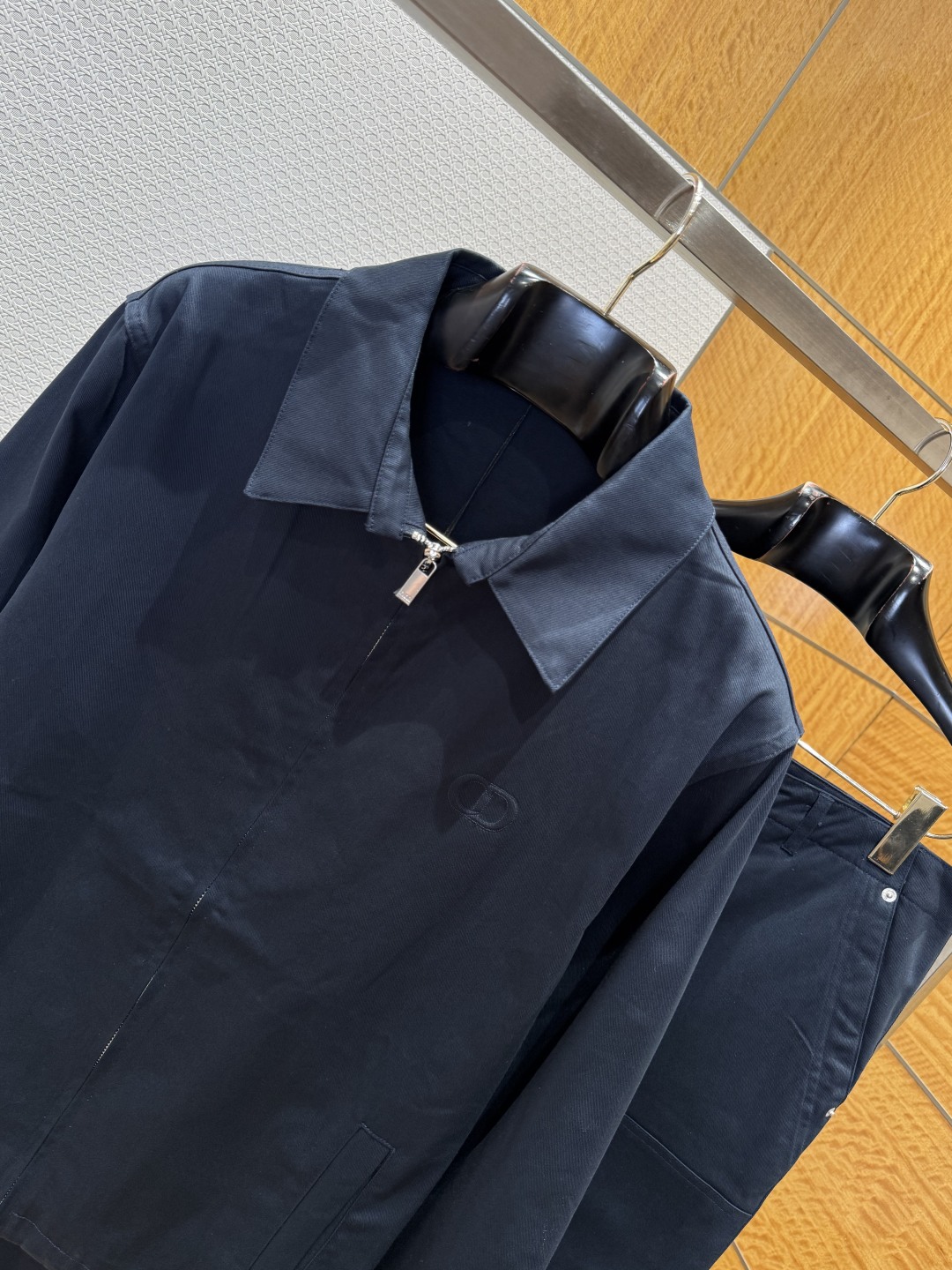 Dioro Cotton Pressured Flower Suit: Navy Blue, Delicate Texture, Tailored Design, Versatile Fashion Statement - 图片 3