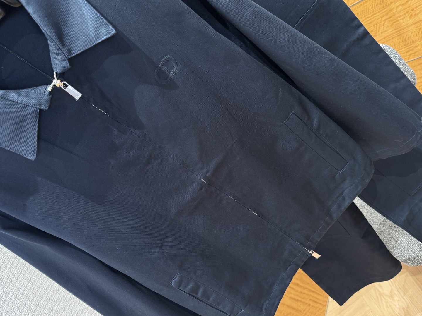 Dioro Cotton Pressured Flower Suit: Navy Blue, Delicate Texture, Tailored Design, Versatile Fashion Statement - 图片 4