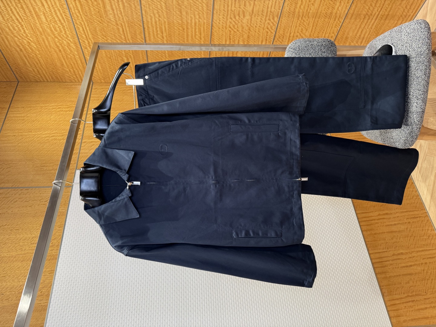 Dioro Cotton Pressured Flower Suit: Navy Blue, Delicate Texture, Tailored Design, Versatile Fashion Statement - 图片 1