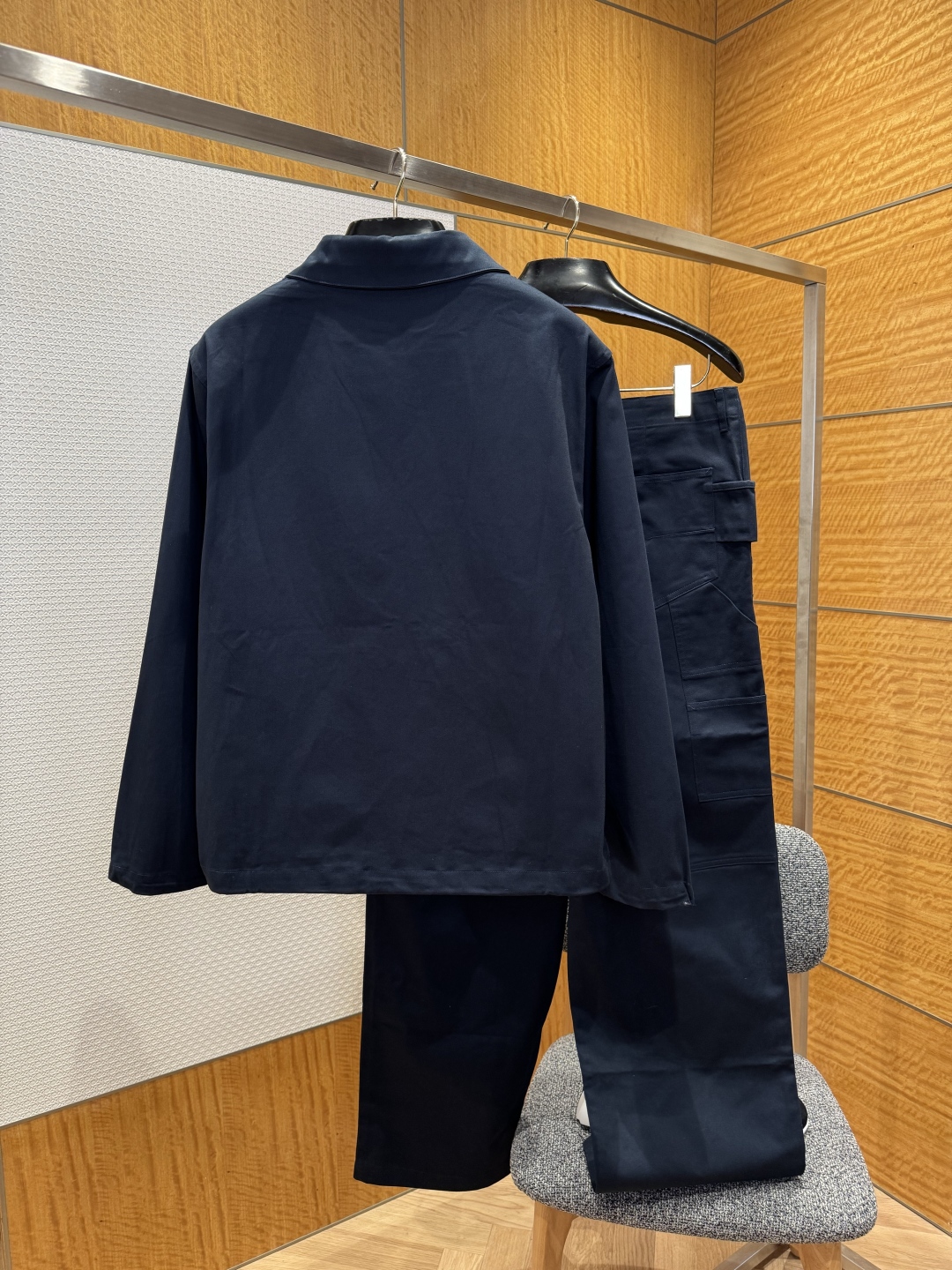 Dioro Cotton Pressured Flower Suit: Navy Blue, Delicate Texture, Tailored Design, Versatile Fashion Statement - 图片 2