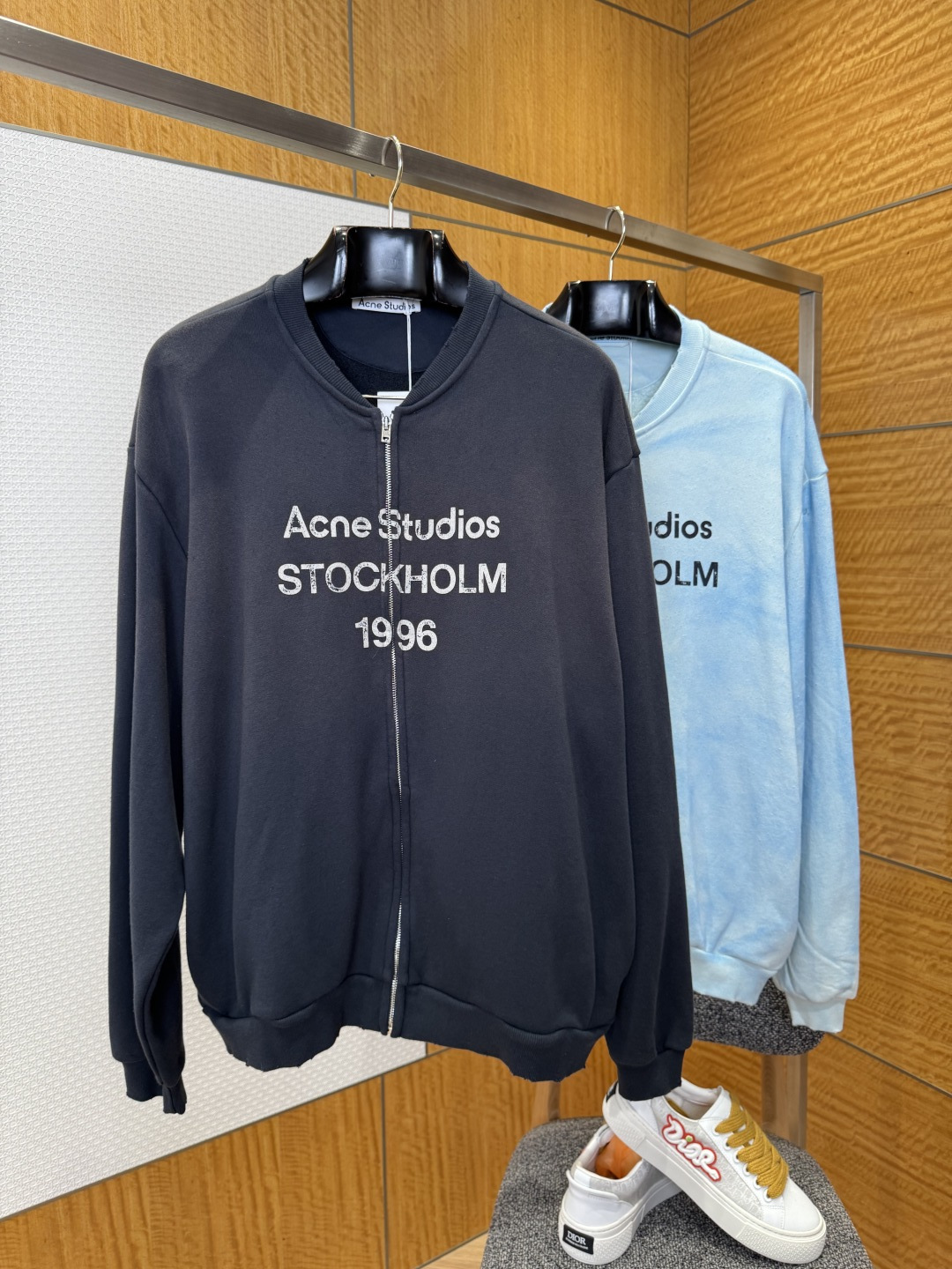 NO:660884,ACNE STUDIOS 1996 series distressed faded casual jacket ——————  Purchased YB pattern making, using custom-woven and dyed 400 grams of combed cotton, a special machine to weave a high-gram weight terry structure to ensure stiffness and drape. The yarn is custom-dyed to achieve precise color restoration! It is polished twice with an emery roller to form a short-pile matte texture, and is combined with enzyme washing to soften the fiber to present a natural wear-worn texture. A raising process is used for local treatment to form three-dimensional hair tufts, and the fluff needs to be controlled.  Density to avoid excessive shedding. Due to the zipper structure, the front panel is split. The left and right pieces need to be printed separately and aligned with a precision of ±0.3mm to ensure that the pattern is seamless when the zipper is closed. Multiple layers of glue are superimposed to achieve a gradient or three-dimensional effect. Pre-baking is required to prevent color bleeding. Each color is cured 12 hours apart. The overall wiring is straight and delicate, the fabric is comfortable and soft, and the three labels are complete. The same style for men and women!  ————————Material cotton Loose fit Color blue/black Size S/M/L/XL, men’s clothing,acne studios,dior,jackets & coats, 19860909ACNE STUDIOS 1996系列做旧褪色休闲外套 ——————— 购入YB打版,采用定织定染400克精梳棉,专机织造高克重毛圈结构,确保挺括性与垂感,纱线经定制染色达成精准色彩还原!通过金刚砂辊二次打磨形成短绒雾面质感,配合酶洗软化纤维呈现自然穿着旧化肌理；采用起毛工艺局部处理,形成立体毛簇,需控制起毛密度以避免过度脱落,因拉链结构导致前幅分裁,需在左右裁片分别印花后以±0.3mm精度对位,确保拉链闭合时图案无缝衔接,多层胶浆叠加实现渐变或立体效果,需预烘防渗色,每色间隔12小时固化,整体走线平直细腻,面料舒适柔软,三标齐全,男女同款！ ———————— 材质棉 版型宽松 颜色蓝色/黑色 尺码S/M/L/XL,男装,acne studios,dior,jackets & coats, ,Women's clothing