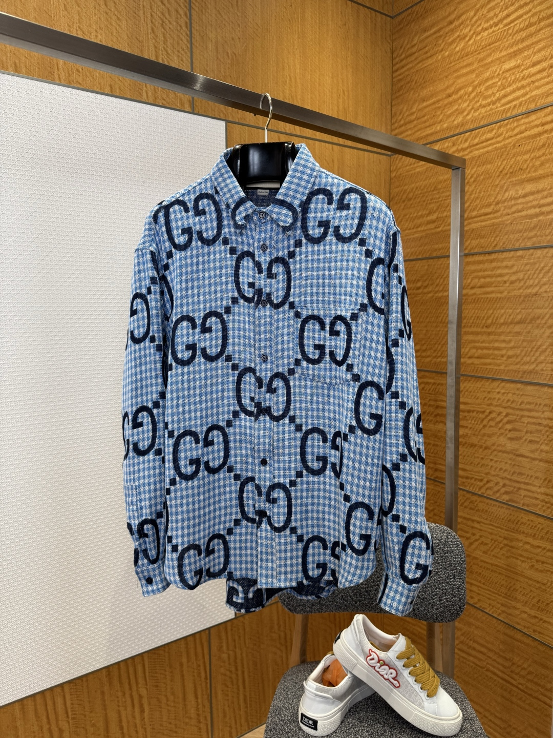 NO:825895,GU Gucci fine plaid double G all-over printed shirt long-sleeved shirt —————— Made of 30 wool + 30 cotton +  40% linen blended fabric, wool brings warmth and crisp texture, cotton gives soft and comfortable skin-friendly feel, and linen adds breathability and unique natural texture, making the fabric comfortable and high-quality; especially the jacquard patterns on pockets, hems, and cuffs are pure  Manual hand-cutting of flower pieces, as well as full-body laser alignment cutting of flowers and patterns, not only consumes a lot of manpower and time, but also the cost of cutting flowers is extremely high, but it ensures the integrity and symmetry of the pattern to the greatest extent, presenting a stunning visual effect.  ————————8846088 Material: 30 wool, 30 cotton, 40 linen, loose fit, color blue, size 46/48/50/52, Gucci-clothing, gucci, shirts,19860909GU古驰细格双G满印衬衫长袖衬衫 ——————— 采用30羊毛 + 30棉 + 40亚麻的混纺面料,羊毛带来保暖性和挺括质感,棉赋予柔软舒适的亲肤感,亚麻则增加了透气性与独特的自然纹理,使得面料既舒适又富有品质;尤其是口袋、下摆、袖口提花图案纯人工手剪取花裁片,以及全身对花对纹激光对位裁片,这不仅耗费大量的人力和时间,且对花裁片耗费率极高,却最大程度地确保了图案的完整性与对称性,呈现出令人惊艳的视觉效果. ————————8846088 材质: 30羊毛 30棉 40亚麻 版型宽松 颜色蓝色 尺码46/48/50/52,古驰-服装,gucci,shirts,,Women's clothing