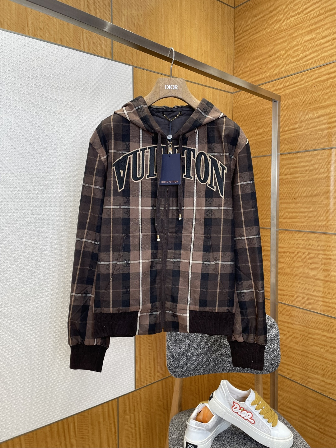 NO:691775,LOUIS VUITTON Louis Vuitton letter logo plaid hooded jacket —————— Made of 83 sheep wool  17 polyester fiber fabric, the Monogram dark pattern and plaid pattern are integrated through jacquard technology. The surface has a delicate matte texture. It is light and stiff and has excellent wrinkle resistance. It is comfortable to wear and easy to care for. The neckline adopts a hooded design and is adjusted with a metal pendant drawstring, which not only improves head protection, but also adds refined styling through details.  It has a unique feel; the front of the body is decorated with three-dimensional letter embroidery of the brand 'VUITTON', the embroidery thread is full and shiny, and it has both logo and design; the full zipper opening and closing is equipped with zipper pullers of the same color, and the opening and closing are smooth and not stuck; the hem and cuffs are trimmed with contrasting ribbing, which fits the body shape while enhancing the retro casual style. [180cm/160 catties  Model tries on size 48, slimming effect] Material: 83 sheep wool, 17 polyester fiber, loose fit, color brown, size 46/48/50/52,,louis vuitton,louis vuitton,jackets & coats,hats,19860909LOUIS VUITTON路易威登字母标识格纹连帽夹克 ——————— 采用83绵羊毛 17聚酯纤维面料,经提花工艺将Monogram暗纹与格纹图案融合呈现,表面带有细腻哑光质感,兼具轻薄挺括性与优异抗皱性,穿着舒适且易打理；领口采用连帽设计,搭配金属吊饰抽绳调节,既提升头部防护性,又通过细节增添造型精致感；衣身正面饰有品牌“VUITTON”立体字母刺绣,绣线饱满有光泽,标识性与设计感兼备；全拉链开合配置同色系拉链头,拉合流畅不卡滞；下摆与袖口采用撞色罗纹收边,贴合身形的同时强化复古休闲风格.【180cm/160斤 模特试穿48码 修身效果】 材质: 83绵羊毛 17聚酯纤维 版型宽松 颜色棕色 尺码46/48/50/52,,louis vuitton,louis vuitton,jackets & coats,hats,,Men's clothing