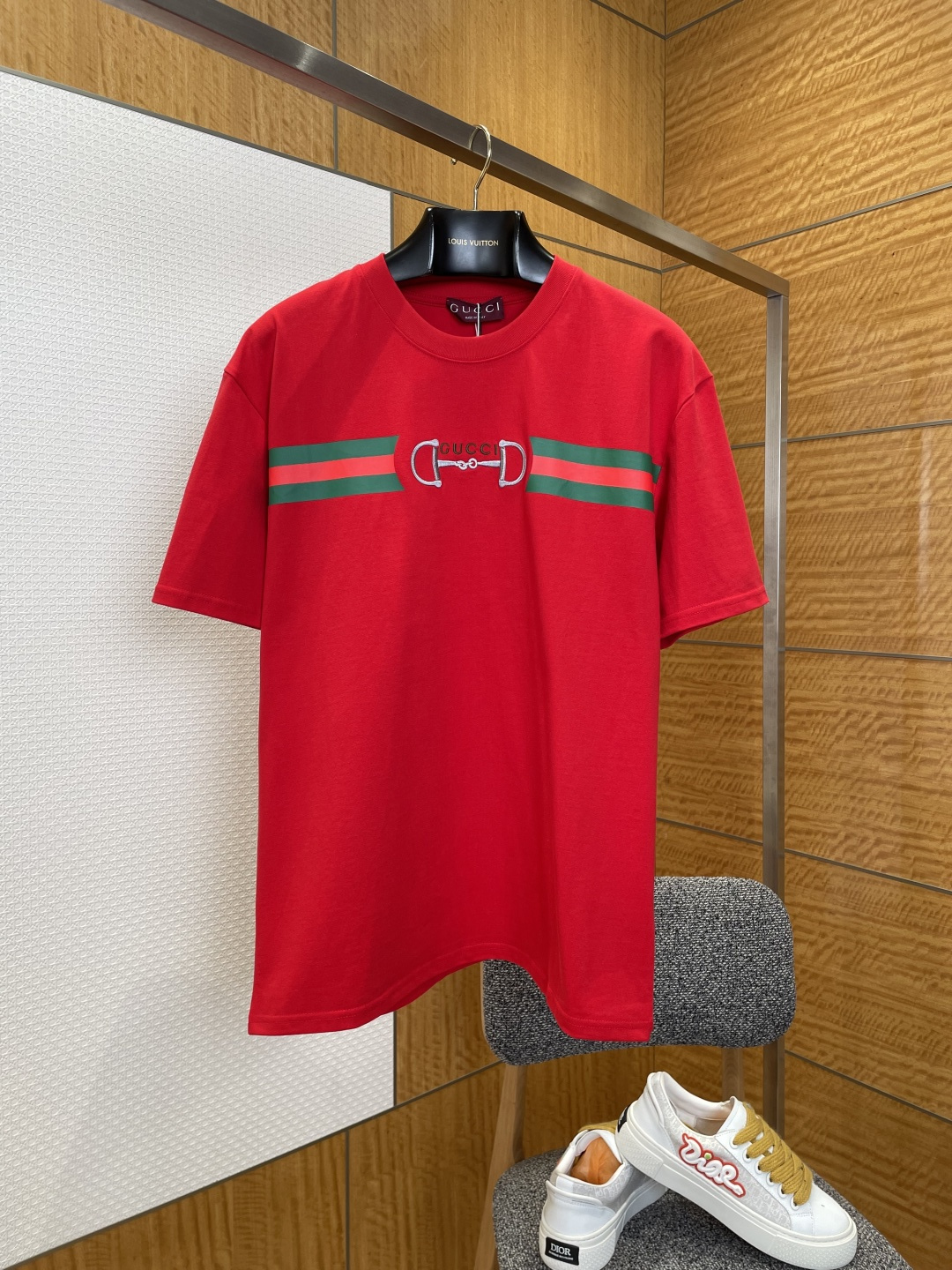 NO:825903,Gucci 26ss embroidered jacquard round neck short-sleeved T-shirt ————————  Made of brand-customized high-count double-ply combed cotton fabric, the texture is as soft and delicate as clouds. It has good skin-friendliness and breathability, and has excellent sweat-absorbing and moisture-wicking effects. It can keep the skin fresh at all times during summer wear, and the fabric has excellent anti-wrinkle properties and is not easily deformed after long-term wear. The classic round neck version fits the neck line, and the moderate neckline height does not highlight the face shape. The ribbed neckline has moderate elasticity and is not easy to loosen after repeated washing, taking into account both beauty and comfort.  ; The chest is decorated with the brand's iconic red and green webbing and horsebit patterns, which are made using precision screen printing combined with embossing technology. The pattern is clear and three-dimensional, with high color saturation, and is not easy to fall off or crack. It has become a visual highlight and highlights the brand's classic design language. The overall design is a loose, dropped-shoulder version, with smooth and natural lines and strong tolerance. It can be easily controlled by various body shapes. It can be worn alone or as an inner layer to create a variety of styles.  ————————8824088 Material: cotton Loose fit Color red Size XS/S/M/L, Gucci-clothing, gucci, T-shirt, tees, t-shirt,19860909古驰26ss刺绣提花圆领短袖T恤 ———————— 采用品牌定制高支双股精梳棉面料,质地柔软细腻如云朵,亲肤性与透气性俱佳,吸汗排湿效果出众,夏季穿着时刻保持肌肤清爽,且面料抗皱性优异,久穿不易变形；经典圆领版型贴合颈部线条,适度的领口高度不挑脸型,罗纹领口弹性适中,反复洗涤也不易松垮,兼顾美观与穿着自在感；胸前饰有品牌标志性红绿织带与马衔扣图案,采用精密丝网印结合浮雕工艺制作,图案清晰立体、色彩饱和度高,不易脱落开裂,成为视觉亮点的同时彰显品牌经典设计语言；整体为宽松落肩版型,线条流畅自然,包容性强,各类身形都能轻松驾驭,可单穿也可作为内搭打造多样穿搭风格. ————————8824088 材质:棉 版型宽松 颜色红色 尺码XS/S/M/L,古驰-服装,gucci,T-shirt,tees，t-shirt,,Women's clothing