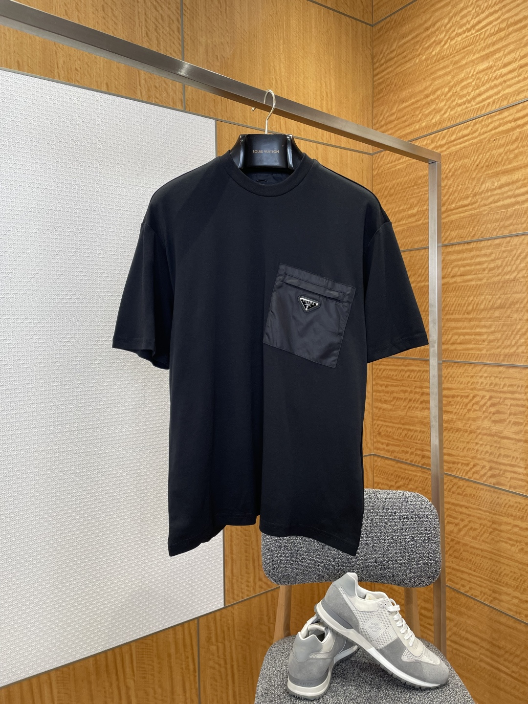 NO:883796,P Home triangle logo pocket crew neck short-sleeved T-shirt  Made of nylon fabric specially supplied by the brand, the texture is soft and skin-friendly, with a delicate and solid touch. It has good breathability and stiffness, ensuring a comfortable wearing experience and high-end texture. The neckline adopts a classic round neck design, which fits the neck line, neat and elegant, and is suitable for a variety of wearing styles. The three-dimensional triangle logo decoration pocket on the left chest has precise three-dimensional craftsmanship and is also decorated with delicate stitching.  The iconic elements of the original brand break the monotony of solid colors and highlight the brand's recognition and design ingenuity; during the sewing process, the stitches are fine and even, and the pockets and body are connected smoothly and firmly, showing the brand's exquisite craftsmanship. It is a wearable item with both minimalist style and practicality., Prada - clothing, prada, T-shirt, tees, t-shirt,19860909P家三角徽标口袋圆领短袖T恤 采用品牌特供尼龙面料,质地柔软亲肤,触感细腻扎实,兼具良好的透气性与挺括度,保证了单品的舒适穿着体验与高级质感；领口采用经典圆领设计,贴合颈部线条,利落大方,适配多种穿搭风格；左胸的立体三角徽标装饰口袋,工艺精密立体,以细腻针脚还原品牌标志性元素,打破纯色单调感,彰显品牌辨识度与设计巧思；缝制过程中,针脚细密均匀,口袋与衣身衔接平整牢固,尽显品牌精湛工艺,是兼具极简格调与实穿性的穿搭单品.,普拉达-服装,prada,T-shirt,tees，t-shirt,,Women's clothing