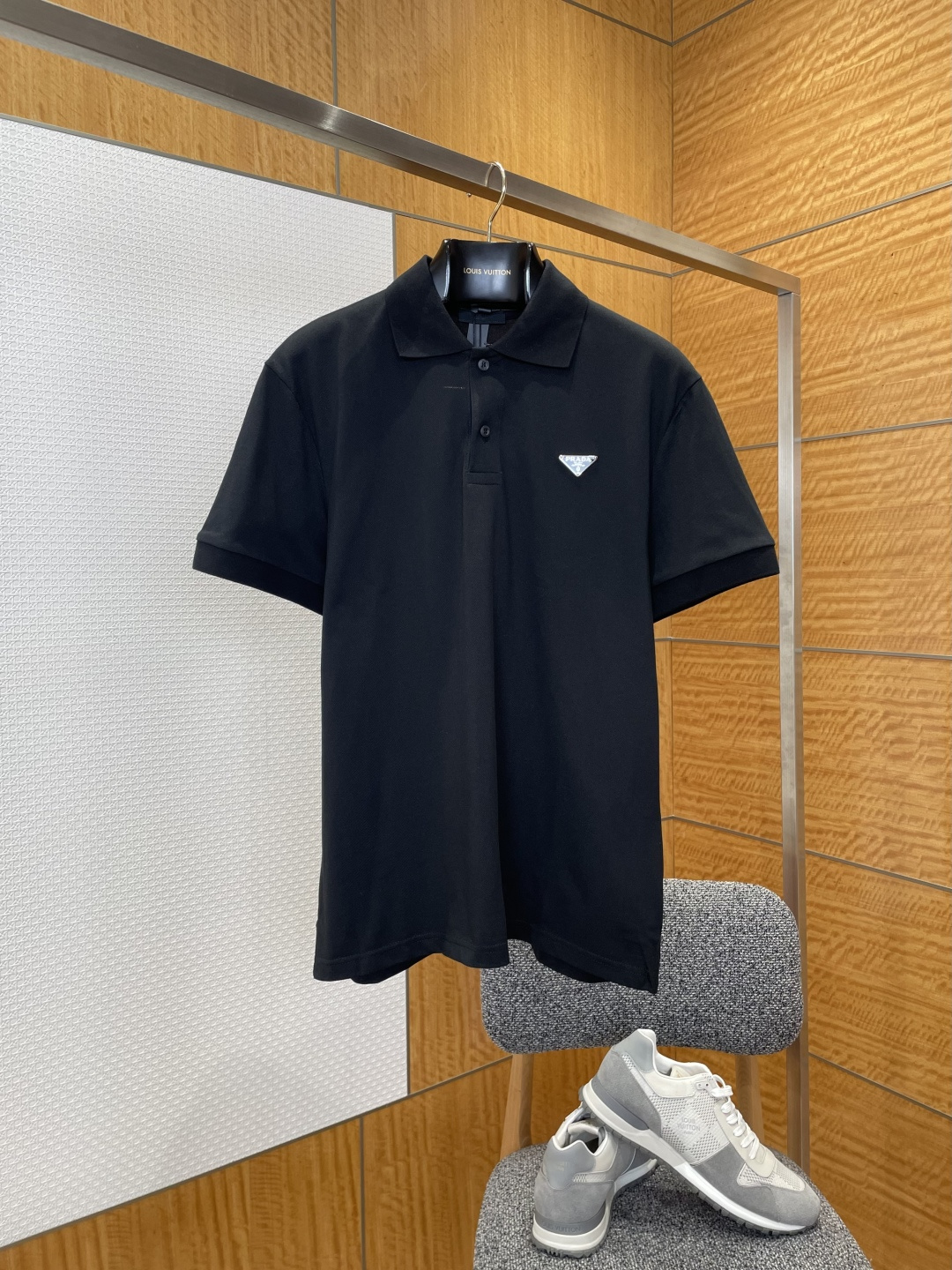 NO:883818,P's Contrast Color Steel Label Business Polo Shirt  The brand's special high-count pique cotton fabric is used, with a fine and flexible texture, clear texture, good breathability, perspiration and wrinkle resistance, ensuring the quality and practicality of the item; the neckline adopts a classic lapel design, which is stiff and not easy to deform, and modifies the neck line while showing a neat style; left  The metal triangle logo decoration on the chest is exquisite in craftsmanship and full of luster, breaking the monotony of solid colors and adding a sense of detailed design and brand recognition; the overall shape is well-fitting and tolerant, and can be used in both business commuting and daily leisure scenes., Prada-clothing, prada,19860909P家撞色钢标商务Polo衫 采用品牌特供高支珠地棉面料,质地细腻柔韧,肌理感清晰,兼具良好的透气排汗性与抗皱性,保证了单品的品质与实用性；领口采用经典翻领设计,挺括不易变形,修饰颈部线条的同时尽显利落格调；左胸的金属三角徽标装饰,工艺精湛考究,光泽感十足,打破纯色单调感,增添了细节设计感与品牌辨识度；整体版型合身得体,包容性强,商务通勤与日常休闲场景皆能驾驭.,普拉达-服装,prada,,Women's clothing
