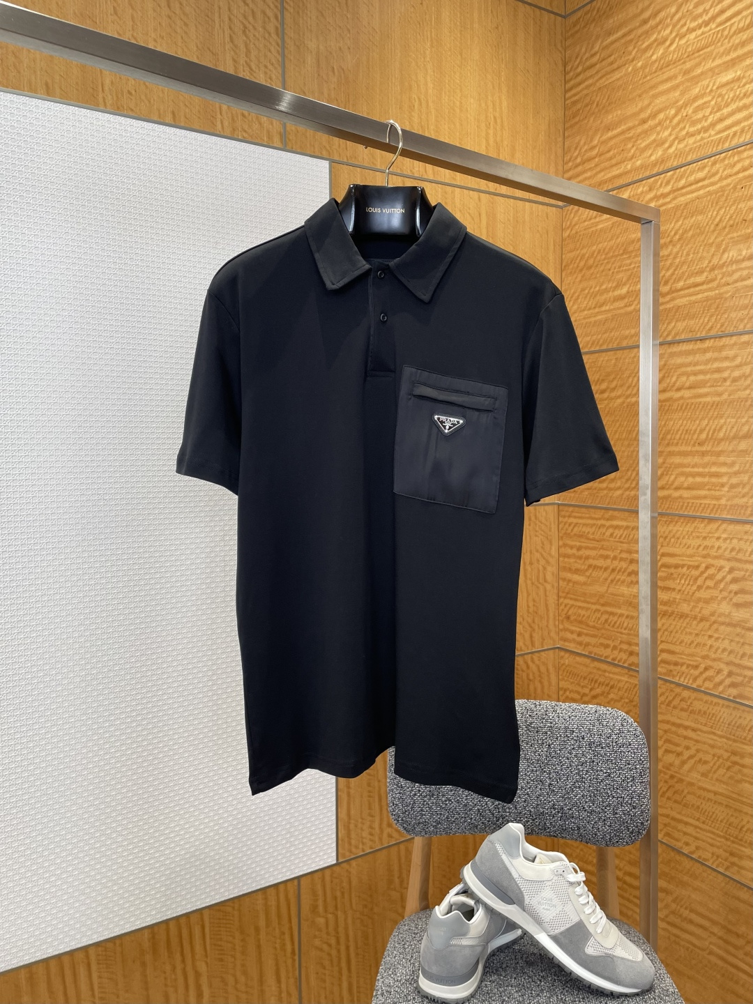 NO:883807,P Home Triangle Logo Pocket Polo Shirt  Made of nylon fabric specially supplied by the brand, the texture is flexible and delicate, feels comfortable against the skin, and has good breathability and perspiration as well as a crisp and drapey feel, ensuring the quality and practicality of the item; the neckline adopts a classic lapel design, which is stiff and not easy to deform, and is neat and stylish, which can modify the neck line and add a layer of styling; the triangular logo on the left chest decorates the mouth  The bag, with exquisite three-dimensional craftsmanship, restores the brand's iconic elements with exquisite details, breaks the monotony of solid colors, and adds a sense of detailed design and recognition; the overall shape is well-fitting and tolerant, and can be used in both business commuting and daily leisure scenes; the connection between the pocket and the body is smooth and firm., Prada - Clothing, prada,19860909P家三角徽标口袋Polo衫 采用品牌特供尼龙面料,质地柔韧细腻,触感亲肤舒适,兼具良好的透气排汗性与挺括垂坠感,保证了单品的品质与实用性；领口采用经典翻领设计,挺括不易变形,利落有型,既能修饰颈部线条又增添造型层次；左胸的三角徽标装饰口袋,工艺细腻立体,以精致细节还原品牌标志性元素,打破纯色单调感,增添了细节设计感与辨识度；整体版型合身得体,包容性强,商务通勤与日常休闲场景皆能驾驭；口袋与衣身衔接处处理得平整牢固.,普拉达-服装,prada,,Women's clothing