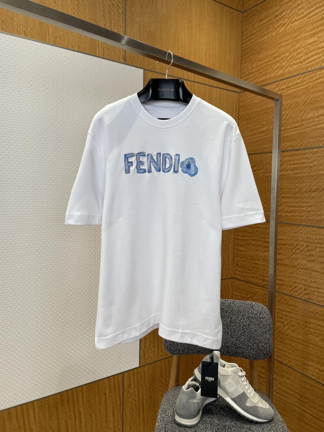 NO:825928,FENDI Fendi floral embroidered short-sleeved T-shirt ——————  Made of heavy-weight cotton fabric specially supplied by the brand, the texture is soft and skin-friendly, with a delicate and solid touch. It has good breathability and stiffness, ensuring a comfortable wearing experience and high-end texture. The neckline adopts a classic round neck design, which fits the neck line, is neat and elegant, and is suitable for a variety of wearing styles;  The letters and floral embroidery patterns on the body are made with precision and three-dimensional craftsmanship, and the brand's iconic elements are restored with blue and white gradient stitches, breaking the monotony of solid colors and highlighting brand recognition and design ingenuity. The overall shape is loose and casual, the stitching is strong and tolerant, the stitching is fine and even, and the embroidery and the body are connected smoothly and firmly.  ————————8822088 Material: Cotton Loose fit Color white Size S/M/L/XL, Fendi-clothing, fendi, fendi, T-shirt, tees, t-shirt,19860909FENDI芬迪字母花卉刺绣短袖T恤 ——————— 采用品牌特供重磅棉质面料,质地柔软亲肤,触感细腻扎实,兼具良好的透气性与挺括度,保证了单品的舒适穿着体验与高级质感；领口采用经典圆领设计,贴合颈部线条,利落大方,适配多种穿搭风格；衣身的字母与花卉刺绣图案,工艺精密立体,以蓝白渐变线迹还原品牌标志性元素,打破纯色单调感,彰显品牌辨识度与设计巧思；整体版型宽松休闲,包容性强针脚细密均匀,刺绣与衣身衔接平整牢固. ————————8822088 材质: 棉 版型宽松 颜色白色 尺码S/M/L/XL,芬迪-服装,fendi,fendi,T-shirt,tees，t-shirt,,Women's clothing