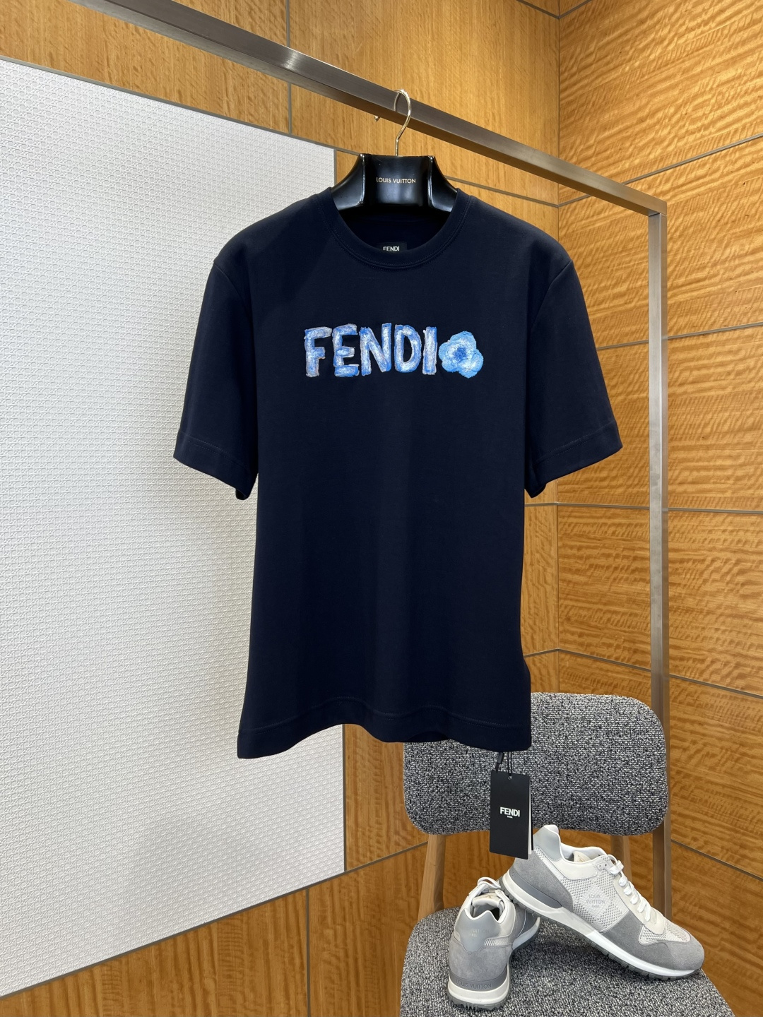 NO:825937,FENDI Fendi floral embroidered short-sleeved T-shirt ——————  Made of heavy-weight cotton fabric specially supplied by the brand, the texture is soft and skin-friendly, with a delicate and solid touch. It has good breathability and stiffness, ensuring a comfortable wearing experience and high-end texture. The neckline adopts a classic round neck design, which fits the neck line, is neat and elegant, and is suitable for a variety of wearing styles;  The letters and floral embroidery patterns on the body are made with precision and three-dimensional craftsmanship, and the brand's iconic elements are restored with blue and white gradient stitches, breaking the monotony of solid colors and highlighting brand recognition and design ingenuity. The overall shape is loose and casual, the stitching is strong and tolerant, the stitching is fine and even, and the embroidery and the body are connected smoothly and firmly.  ————————8822088 Material: Cotton Loose fit Color white/black Size S/M/L/XL, Fendi-clothing, fendi, fendi, T-shirt, tees, t-shirt,19860909FENDI芬迪字母花卉刺绣短袖T恤 ——————— 采用品牌特供重磅棉质面料,质地柔软亲肤,触感细腻扎实,兼具良好的透气性与挺括度,保证了单品的舒适穿着体验与高级质感；领口采用经典圆领设计,贴合颈部线条,利落大方,适配多种穿搭风格；衣身的字母与花卉刺绣图案,工艺精密立体,以蓝白渐变线迹还原品牌标志性元素,打破纯色单调感,彰显品牌辨识度与设计巧思；整体版型宽松休闲,包容性强针脚细密均匀,刺绣与衣身衔接平整牢固. ————————8822088 材质: 棉 版型宽松 颜色白色/黑色 尺码S/M/L/XL,芬迪-服装,fendi,fendi,T-shirt,tees，t-shirt,,Women's clothing