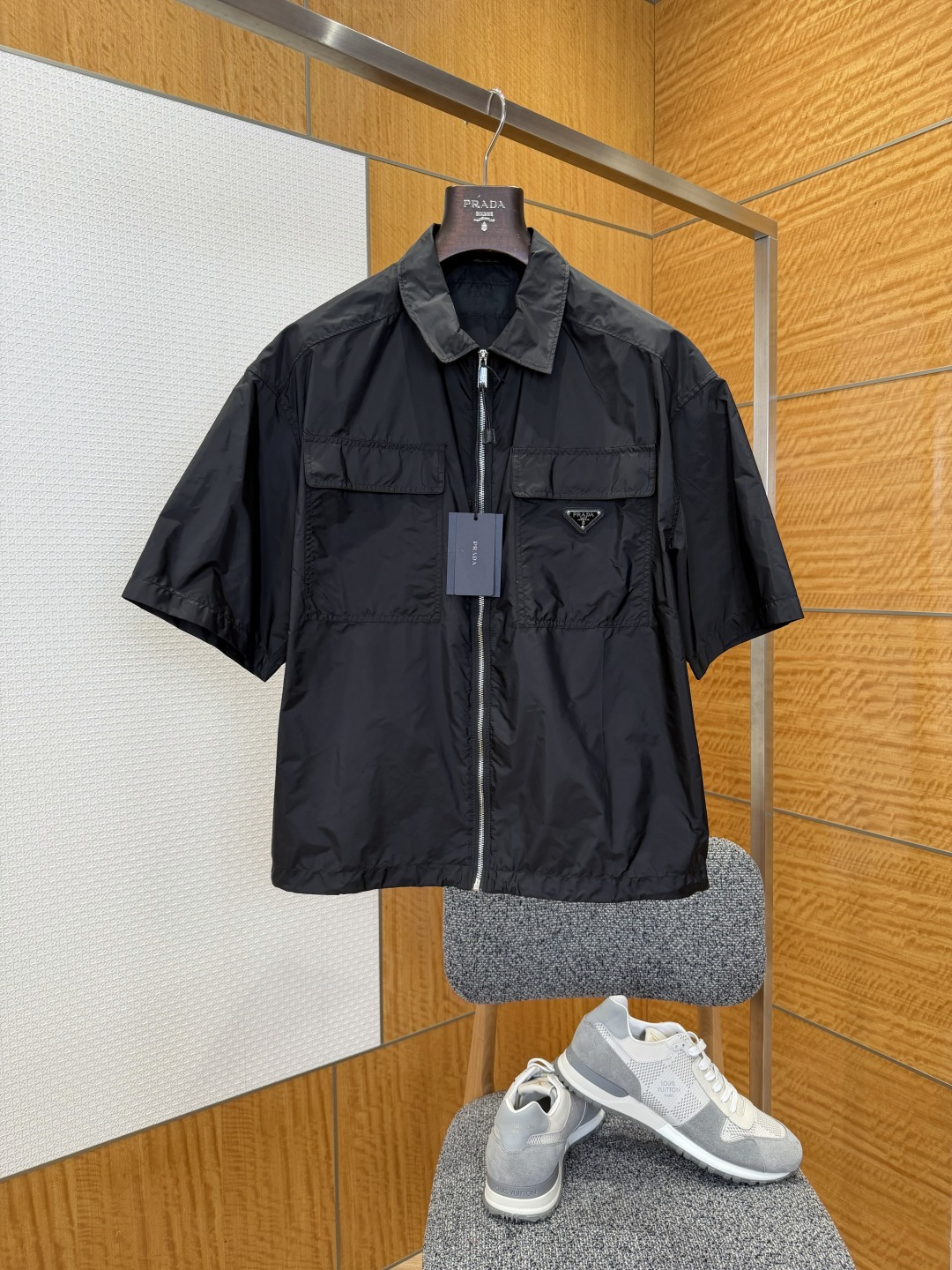 NO:827834,PRA pocket triangle logo short-sleeved lapel jacket ——————  It is made of the brand's iconic regenerated nylon fabric, which has been treated with a special process. It has a light and smooth texture, soft touch, and good breathability and wrinkle resistance, ensuring the quality and practicality of the item; the classic lapel design is matched with a full zipper placket, and the zipper puller is made of resin material of the same color. It opens and closes smoothly, which not only retains the neatness of the shirt, but also adds to the functionality of the jacket; the symmetrical flap large pocket on the chest,  It adopts three-dimensional tailoring, which has both storage function and visual layering. The triangular metal logo inlaid on the right pocket uses enamel technology to highlight the brand identity in a low-key manner. It is a highly recognizable iconic detail. The short-sleeved cut with loose shoulders weakens the formal feeling of traditional shirts and makes it more casual and casual. It is extremely tolerant to all kinds of body shapes. The stitching is fine and even, and the fabric splicing is smooth and firm.  ————————8839088 Material: nylon Loose fit Color military green/black Size S/M/L/XL, Prada-clothing, prada, prada, jackets & coats, jackets & coats, shirts, T-shirt,19860909PRA口袋三角标短袖翻领夹克外套 ——————— 采用品牌标志性再生尼龙面料,经过特殊工艺处理,质地轻薄顺滑,触感柔软,同时具备良好的透气性与抗皱性,保证了单品的品质与实用性；经典翻领设计搭配全拉链门襟,拉链头采用同色系树脂材质,开合顺滑,既保留了衬衫的利落感,又增添了外套的功能性；胸前对称的翻盖大口袋,采用立体剪裁,兼具收纳功能与视觉层次感,右侧口袋上镶嵌的三角形金属徽标,采用珐琅工艺,低调中彰显品牌身份,是辨识度极高的标志性细节；宽松落肩的短袖剪裁,弱化了传统衬衫的正式感,更显休闲随性,对各类身形都有极佳的包容性；针脚细密均匀,面料拼接处处理得平整牢固. ————————8839088 材质: 尼龙 版型宽松 颜色军绿色/黑色 尺码S/M/L/XL,普拉达-服装,prada,prada,jackets & coats,jackets & coats,shirts,T-shirt,,Women's clothing
