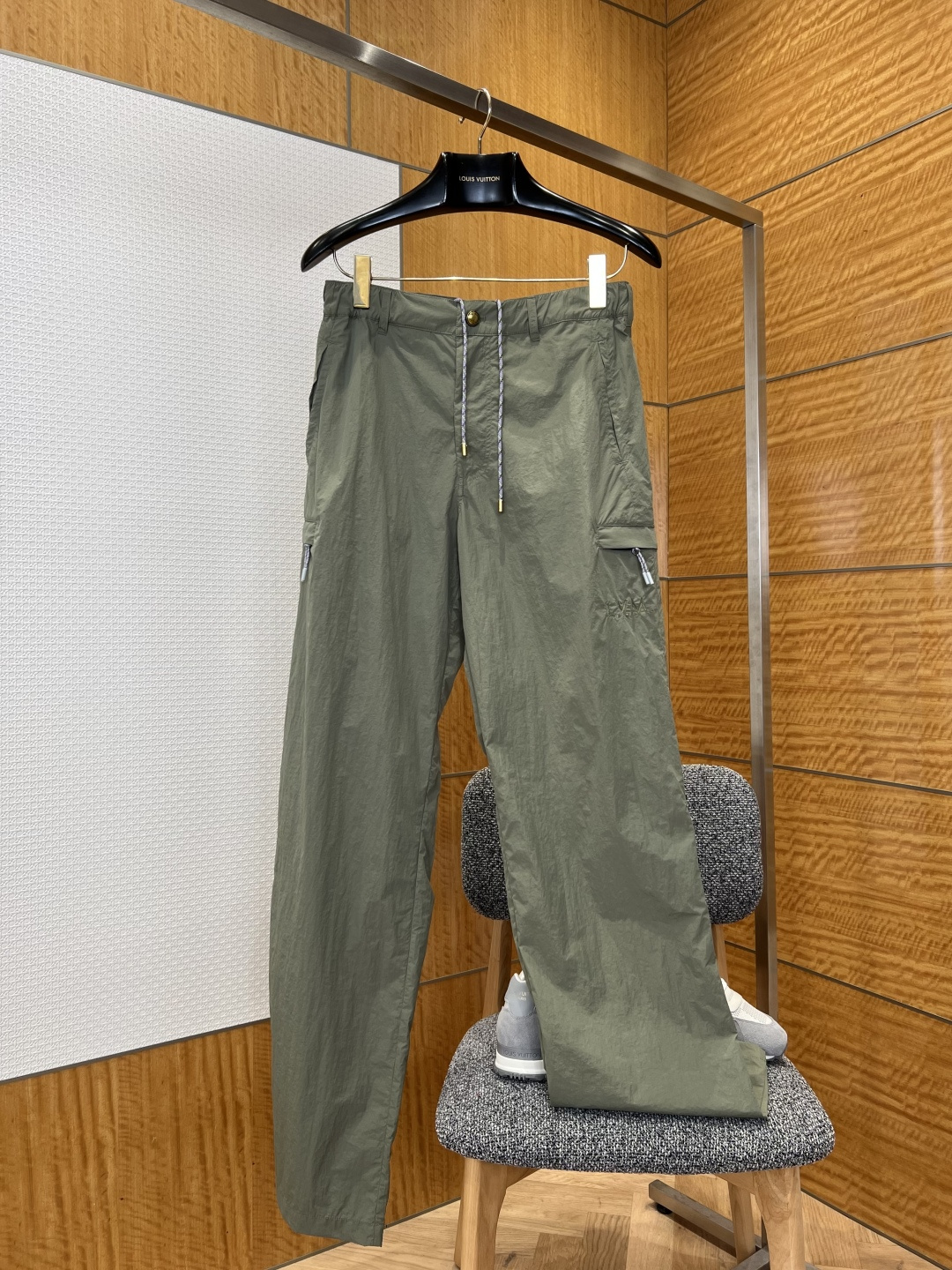 NO:780508,Lvjia functional style multi-pocket drawstring trousers ——————  Made of specially imported nylon blended fabric, it has been treated with double processes of being water-repellent, anti-wrinkle and breathable and skin-friendly. The texture is light and crisp, smooth to the touch and not sweaty. It has good drape and anti-deformation capabilities. It can not only cope with the changeable weather of daily commuting, but also meet the practical needs of light outdoor travel, ensuring the quality and long-term durability of the trousers. The waistband is closed with buttons and is designed with a drawstring, and both ends of the drawstring are decorated with gold.  At the top, the tightness can be freely adjusted to suit different waistlines, making it casually comfortable without losing the sense of sophistication; there are diagonal pockets on both sides of the trousers, and three-dimensional work pockets with zippers on the left and right legs respectively, which not only enriches the visual hierarchy but also improves the practicality of storing personal belongings, and highlights the functional design in the details; the trousers are cut with straight legs and drape, with moderate length and no drag, and the edges of the zippers and pockets are double-layer reinforced.  ————————8857088 Material: nylon Loose fit Color military green Size S/M/L/XL, Louis Vuitton-clothing, louis vuitton, louis vuitton, louis vuitton,19860909驴家机能风多口袋抽绳长裤  ——————— 采用进口特供锦纶混纺面料,经过防泼水抗皱与透气亲肤双重工艺处理,质地轻薄挺括,触感顺滑不闷汗,兼具良好的垂坠感与抗变形能力,既能应对日常通勤的多变天气,也能满足轻户外出行的实用需求,保证了裤装的品质与长久耐穿性；腰头采用纽扣闭合搭配抽绳设计,抽绳两端饰有金属头,可自由调节松紧度,适配不同腰围,随性舒适又不失精致感；裤身两侧设有斜插口袋,左右腿分别搭配带拉链的立体工装口袋,既丰富了视觉层次又提升了随身物品收纳的实用性,细节处彰显机能风设计感；裤型采用直筒垂坠剪裁,裤长适中不拖沓,拉链与口袋边缘均做双层加固处理. ————————8857088 材质: 锦纶 版型宽松 颜色军绿色 尺码S/M/L/XL,路易威登-服装,louis vuitton,louis vuitton,louis vuitton,,Women's clothing