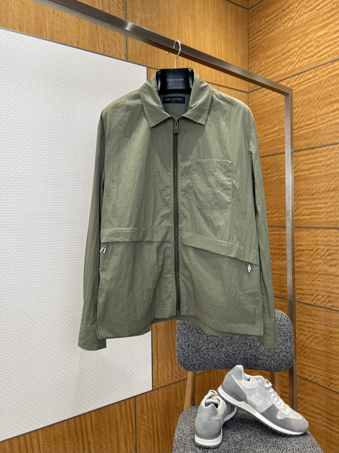 NO:780500,Lujia embroidered lapel zipper lapel jacket——————  Made of specially imported nylon blended fabric, it has been treated with dual processes of being water-repellent, anti-wrinkle and breathable and skin-friendly. The texture is light and crisp, smooth to the touch and not sweaty. It has good drape and anti-deformation capabilities. It can not only cope with the changeable weather of daily commuting, but also meet the practical needs of light outdoor travel, ensuring the quality and long-term durability of the jacket. The neckline adopts a classic lapel design, which is neat and crisp.  The neck line is decorated with a customized zipper puller with the brand's exclusive LV logo. The full zip fly is easy to put on and take off and has exquisite details, giving it a casual and high-end feel. There is a patch pocket embossed with the brand logo on the left side of the body, which has both storage and decorative functions. The two sides of the hem are equipped with three-dimensional pockets with drawstring zippers, which not only enriches the visual hierarchy but also improves the practicality of storing personal belongings. It is full of functional details.  ————————8844088 Material: nylon Loose fit Color military green Size S/M/L/XL,Louis Vuitton-clothing,louis vuitton,louis vuitton,louis vuitton,louis vuitton,jackets & coats,jackets & coats,19860909驴家刺绣翻领拉链翻领夹克外套  ——————— 采用进口特供锦纶混纺面料,经过防泼水抗皱与透气亲肤双重工艺处理,质地轻薄挺括,触感顺滑不闷汗,兼具良好的垂坠感与抗变形能力,既能应对日常通勤的多变天气,也能满足轻户外出行的实用需求,保证了外套的品质与长久耐穿性；领口采用经典翻领设计,利落挺括修饰颈部线条,搭配带有品牌专属LV标识的定制拉链头,全拉链门襟穿脱便捷且细节精致,随性中透着高级感；衣身左侧设有压印品牌标识的贴袋,兼具收纳与装饰功能,下摆两侧搭配带抽绳拉链的立体口袋,既丰富了视觉层次又提升了随身物品收纳的实用性,机能风细节拉满. ————————8844088 材质: 锦纶 版型宽松 颜色军绿色 尺码S/M/L/XL,路易威登-服装,louis vuitton,louis vuitton,louis vuitton,louis vuitton,jackets & coats,jackets & coats,,Women's clothing