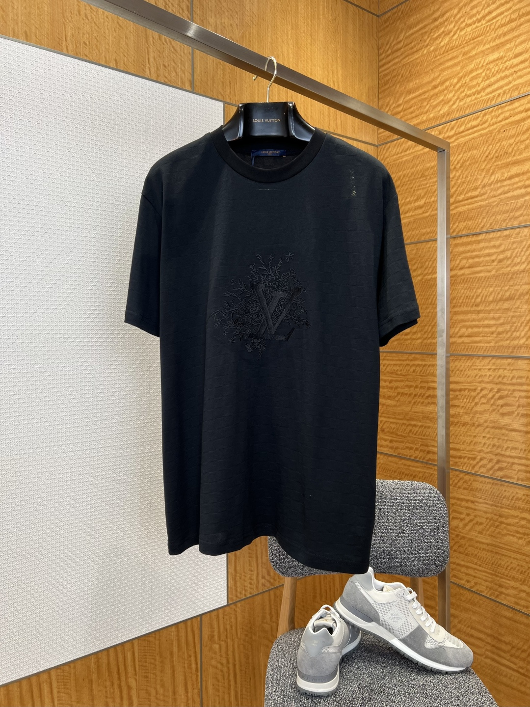 NO:780516,Lujia floral embroidery dark pattern round neck short-sleeved T-shirt——————  It is made of imported custom-made high-count combed cotton dark grain fabric, which has been pre-shrunk and heavy-weight plain weaving. The texture is fine and crisp, soft and skin-friendly, with good breathability and drape. It is not easy to deform after long-term wear. It can still maintain the dark grain texture and smooth texture after multiple washings. The neckline adopts a classic round neck design, with reinforced double-needle hemming and three-needle hemming technology.  , fits the neck curve, is not easy to deform after long-term washing, takes into account comfort and durability, and highlights the quality in every detail; the iconic LV floral embroidery logo on the chest is made with imported precision embroidery machines, with fine and smooth stitching, the floral pattern and the brand logo are integrated three-dimensionally, and the same-color dark tone design is low-key and luxurious, breaking the monotony of solid colors, showing high-level recognition and light luxury style.  ————————8824088 Material: cotton Loose fit Color black Size S/M/L/XL,Louis Vuitton-clothing,louis vuitton,louis vuitton,louis vuitton,louis vuitton,T-shirt,tees,t-shirt,19860909驴家花卉刺绣暗纹圆领短袖T恤  ——————— 采用进口定制高支精梳棉暗纹面料,经过预缩水处理与重磅平纹织造工艺,质地细腻挺括,触感柔软亲肤,兼具良好的透气性与垂坠感,久穿不易变形,多次洗涤后仍能保持暗纹肌理与平整质感；领口采用经典圆领设计,搭配加固双针包边与三本针锁边工艺,贴合颈部曲线,久洗不易变形,兼顾舒适感与耐穿度,细节处彰显品质；胸前标志性LV花卉刺绣标识,采用进口精密刺绣机制作,针脚细密平整,花卉纹样与品牌标识融合立体,同色系暗调设计低调奢华,打破纯色单调感,尽显高级辨识度与轻奢格调. ————————8824088 材质: 棉 版型宽松 颜色黑色 尺码S/M/L/XL,路易威登-服装,louis vuitton,louis vuitton,louis vuitton,louis vuitton,T-shirt,tees，t-shirt,,Women's clothing