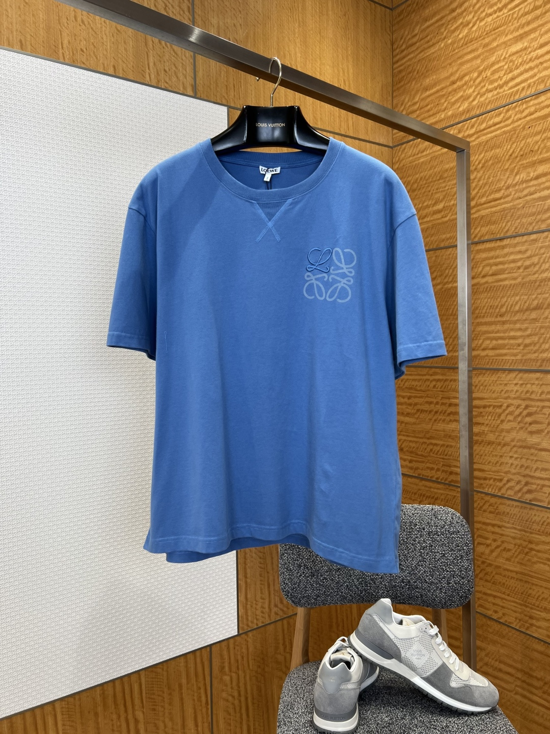 NO:780499,Luojia embroidered logo round neck short-sleeved T-shirt——————  It is made of imported heavyweight combed cotton fabric. It has a thick and crisp texture, soft and skin-friendly texture, and has good breathability and moisture absorption. It has been pre-shrunk and will not be easily deformed or faded after repeated washing, ensuring the comfortable wearing experience and long-lasting durability of the T-shirt. The neckline adopts a classic round neck design, with  Showing craftsmanship; the left chest is decorated with the brand's iconic Anagram embroidery logo, which is layered with embroidery threads of the same color. The texture is three-dimensional and full, and the craftsmanship is delicate and exquisite. It is low-key, luxurious and unobtrusive, and fully recognizable, showing the brand's classic style and artistic texture. The cuffs and hem are made of the same fabric flat-stitching process, and the threads are smooth and firm, without excess threads, highlighting the quality of the details.  ————————8824088 Material: Cotton Loose fit Color olive green/haze blue Size S/M/L, Loewe-clothing, loewe, loewe, T-shirt, tees, t-shirt,19860909罗家刺绣标识圆领短袖T恤  ——————— 采用进口重磅精梳棉面料,质地厚实挺括,触感柔软亲肤,兼具良好透气性与吸湿排汗性,经过预缩水处理,多次洗涤不易变形褪色,保证了T恤的舒适穿着体验与持久耐穿性；领口采用经典圆领设计,搭配X形车线加固,贴合颈部线条,久穿不易松垮变形,细节处彰显匠心工艺；左胸处饰有品牌标志性Anagram刺绣标识,采用同色系绣线分层刺绣,纹理立体饱满,工艺细腻精致,低调奢华不张扬,辨识度拉满,尽显品牌经典格调与艺术质感；袖口与下摆采用同面料平缝收边工艺,走线平整牢固,无多余线头细节处彰显品质. ————————8824088 材质: 棉 版型宽松 颜色橄榄绿/雾霾蓝 尺码S/M/L,罗意威-服装,loewe,loewe,T-shirt,tees，t-shirt,,Women's clothing
