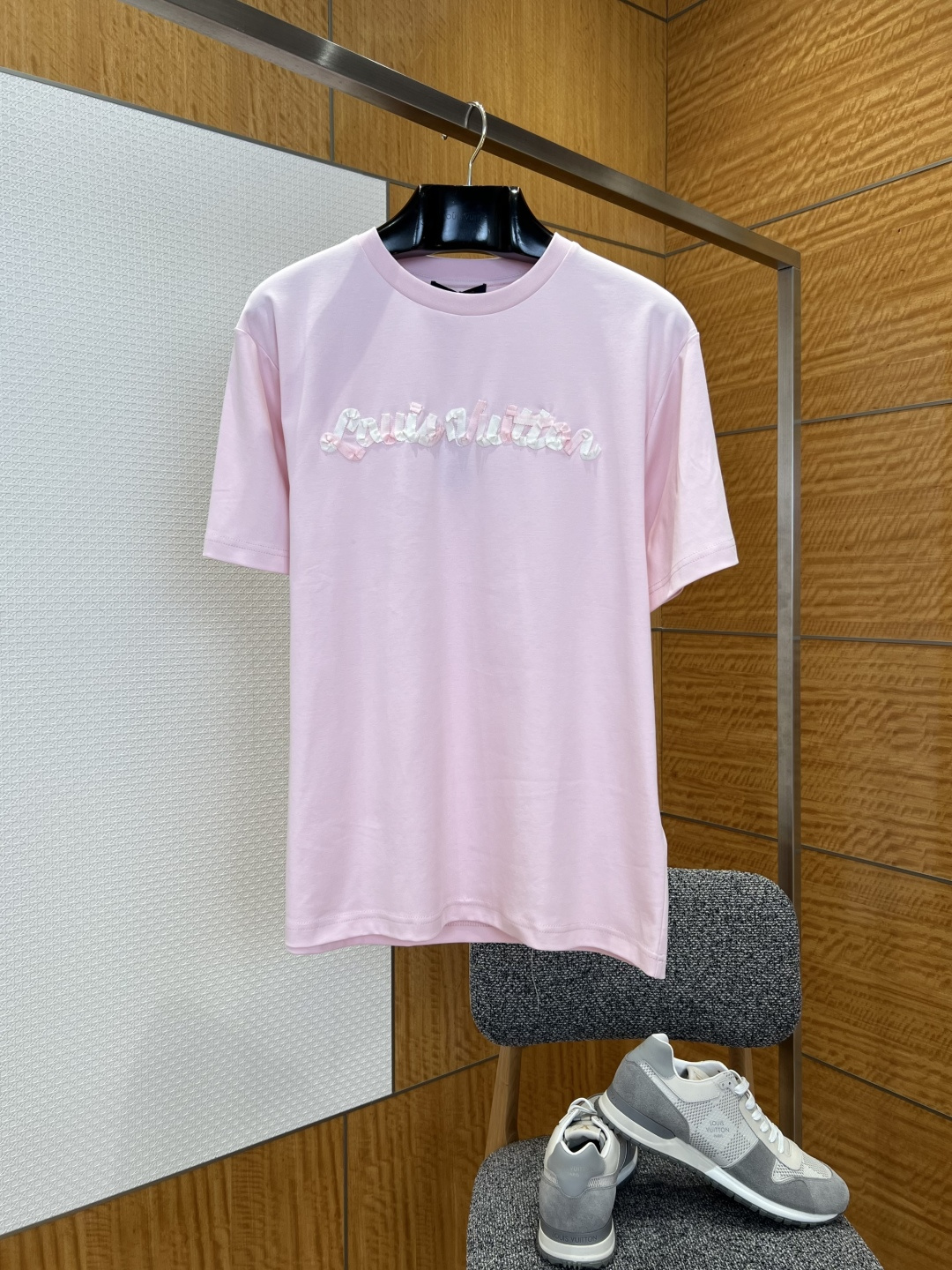 NO:780610,Lujia gradient patch embroidered short-sleeved T-shirt——————  It is made of imported high-count combed cotton fabric, which has been woven with heavy double yarns and pre-shrunk and anti-wrinkle. The texture is thick and soft, with a delicate and skin-friendly texture. It has excellent breathability and stiffness. It is not easy to pill and deform after long-term wear, ensuring the comfort and quality of daily wear. The core design of the body is gradient patch embroidery brand letters, using multi-color gradient patch splicing technology, with precision three-dimensional embroidery stitching, and color transition.  Natural and soft, the stitching is fine and neat, the edges are sharp and not easy to fall off, breaking the monotony of solid colors, low-key highlighting the French romance and brand style; the cuffs and hem are precision double-thread stitched, the stitching is even and neat, the edges are flat and neat, effectively preventing curling and deformation, the overall version is loose and dropped at the shoulders, suitable for a variety of body shapes and wearing scenarios, every detail demonstrates the ingenuity and style of Louis Vuitton's high-end clothing.  ————————8827088 Material: Cotton Loose fit Color Sakura pink/grey/brown Size S/M/L/XL, Louis Vuitton-clothing, louis vuitton, louis vuitton, louis vuitton, T-shirt, tees, t-shirt,19860909驴家渐变贴布刺绣短袖T恤  ——————— 采用进口高支精梳棉面料,经重磅双纱织造与预缩抗皱处理,质地厚实软糯,触感细腻亲肤,兼具出色的透气性与挺括感,久穿不易起球变形,保证日常穿着的舒适感与品质感；衣身核心设计为渐变贴布刺绣品牌字母,采用多色渐变贴布拼接工艺,搭配精密立体刺绣锁边,色彩过渡自然柔和,针脚细密工整,边缘利落不易脱线,打破纯色单调感,低调彰显法式浪漫与品牌格调；袖口与下摆采用精密双线车缝,针脚均匀工整,边缘平整利落,有效防止卷边变形,整体版型宽松落肩,适配多种身材与穿搭场景,每一处细节都彰显路易威登高端制衣的匠心与格调. ————————8827088 材质: 棉 版型宽松 颜色樱花粉/灰色/棕色 尺码S/M/L/XL,路易威登-服装,louis vuitton,louis vuitton,louis vuitton,T-shirt,tees，t-shirt,,Women's clothing