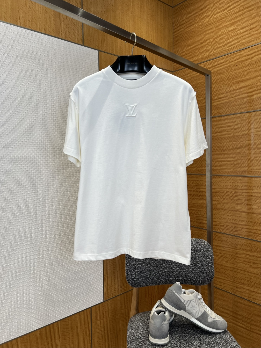 NO:780614,Lujia embossed logo short-sleeved T-shirt——————  It is made of imported high-count combed cotton fabric, woven with heavy double yarns and pre-shrunk and wrinkle-resistant. The texture is thick and soft, delicate and skin-friendly. It has excellent breathability and stiffness. It is not easy to pill and deform after long-term wear, ensuring the comfort of daily wear.  Feel and quality; classic round neck design, the neckline adopts double-layer hemming technology, which fits the neck curve and is not easy to loose and deform, taking into account comfort and durability; the core design of the body is the same color LV embossed logo, using three-dimensional embossing technology  , the texture is clear and the edges are sharp, low-key and unobtrusive, breaking the monotony of solid colors, highlighting the brand identity and French style; the custom leather label on the back is engraved with the brand name, strengthening the recognition of the details. The cuffs and hem are precision double-line stitched, the stitching is even and neat, and the edges are smooth and neat, which effectively prevents curling and deformation. The overall version is loose and dropped at the shoulders, suitable for a variety of body shapes and wearing scenarios. Every craftsmanship demonstrates the ingenuity and style of Louis Vuitton's high-end clothing.  ————————8825088 Material: Cotton Loose fit Color white/gray/navy blue/black/grape purple/light blue/haze blue/green/sakura pink/vibrant orange Size S/M/L/XL, Louis Vuitton-clothing, louis vuitton, louis vuitton, louis vuitton, louis vuitton, T-shirt, tees, t-shirt,19860909驴家压纹标识短袖T恤  ——————— 采用进口高支精梳棉面料,经重磅双纱织造与预缩抗皱处理,质地厚实软糯,触感细腻亲肤,兼具出色的透气性与挺括感,久穿不易起球变形,保证日常穿着的舒适感与品质感；经典圆领设计,领口采用双层包边工艺,贴合颈部曲线且不易松垮变形,兼顾舒适与耐穿度；衣身核心设计为同色系LV压纹标识,采用立体压印工艺,纹理清晰且边缘利落,低调内敛不张扬,打破纯色单调感,彰显品牌身份与法式格调；后背定制皮革标签镌刻品牌名称,细节处强化辨识度,袖口与下摆采用精密双线车缝,针脚均匀工整,边缘平整利落,有效防止卷边变形,整体版型宽松落肩,适配多种身材与穿搭场景,每一处工艺都彰显路易威登高端制衣的匠心与格调. ————————8825088 材质: 棉 版型宽松 颜色白色/灰色/藏蓝/黑色/葡萄紫/浅蓝/雾霾蓝/绿色/樱花粉/活力橙 尺码S/M/L/XL,路易威登-服装,louis vuitton,louis vuitton,louis vuitton,louis vuitton,T-shirt,tees，t-shirt,,Women's clothing