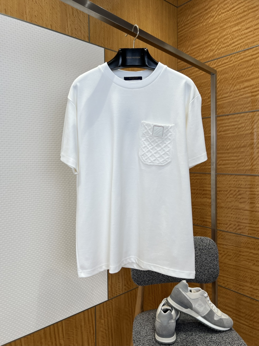 NO:780627,Lujia leather logo rhombus embossed pocket short-sleeved T-shirt ——————  It is made of imported high-count combed cotton fabric, woven with heavy double yarns and pre-shrunk and anti-wrinkle. The texture is thick and soft, with a delicate and skin-friendly texture. It has excellent breathability and stiffness. It is not easy to deform and pill after long-term wear, ensuring the comfort and quality of daily wear. The rhombus embossed pocket on one side of the body is the core design highlight, and the three-dimensional quilting process outlines a regular texture.  The leather label of the same color low-key highlights the brand identity, breaks the monotony of solid colors, and adds a sense of detail and design; the cuffs and hem are precision double-thread stitched, with even and neat stitching, and smooth and neat edges, which effectively prevents curling and deformation. The overall style is loose and casual, suitable for a variety of body shapes and wearing scenarios, and the details highlight the ingenuity and style of French high-end clothing.  ————————8832088 Material: cotton Loose fit Color white Size S/M/L/XL, Louis Vuitton-clothing, louis vuitton, louis vuitton, louis vuitton, T-shirt, tees, t-shirt,19860909驴家皮标菱格压纹口袋短袖T恤  ——————— 采用进口高支精梳棉面料,经重磅双纱织造与预缩抗皱处理,质地厚实软糯,触感细腻亲肤,兼具出色的透气性与挺括感,久穿不易变形起球,保证日常穿着的舒适感与品质感；衣身单侧菱格压纹口袋为核心设计亮点,立体绗缝工艺勾勒出规整纹理,搭配同色系皮革标签,低调彰显品牌身份,打破纯色单调感,增添细节层次与设计感；袖口与下摆采用精密双线车缝,针脚均匀工整,边缘平整利落,有效防止卷边变形,整体版型宽松休闲,适配多种身材与穿搭场景,细节处彰显法式高端制衣的匠心与格调. ————————8832088 材质: 棉 版型宽松 颜色白色 尺码S/M/L/XL,路易威登-服装,louis vuitton,louis vuitton,louis vuitton,T-shirt,tees，t-shirt,,Women's clothing
