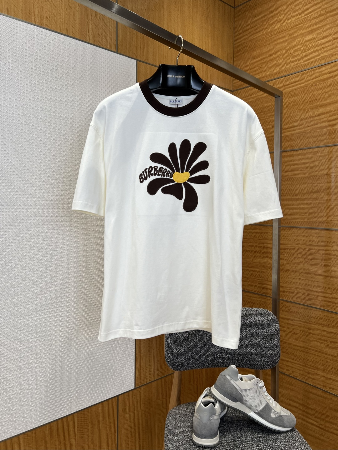 NO:777064,BBR daisy letter embroidered round neck short-sleeved T-shirt ——————  It is made of imported heavyweight combed cotton fabric, woven with double yarns and pre-shrunk and anti-wrinkle. The texture is thick and soft, delicate and skin-friendly, with excellent breathability and stiffness. It is not easy to deform and pill after long-term wear, ensuring the comfort and quality of daily wear. The contrasting ribbed round neck design, the collar uses precision hemming technology, fits the neck curve and is not easy to loose and deform. The contrasting color design breaks the monotony of solid colors and adds a retro atmosphere.  The core design of the garment is daisy patches and brand letter embroidery. The daisy petals are made of contrasting patchwork, and the edges are fixed with topstitch sewing, which has a strong three-dimensional effect and is not easy to fall off. It is matched with the three-dimensional embroidered letters 'BURBERRYS' of the same color. The stitching is fine and neat, the color contrast is sharp, and it low-key highlights the British retro style and brand identity; the details highlight the ingenuity and style of classic clothing.  ————————8824088 Material: Cotton Loose fit Color yellow/white Size S/M/L/XL, Burberry-clothing, burberry, T-shirt, tees, t-shirt,19860909BBR雏菊字母刺绣圆领短袖T恤  ——————— 采用进口重磅精梳棉面料,经双纱织造与预缩抗皱处理,质地厚实软糯,触感细腻亲肤,兼具出色的透气性与挺括感,久穿不易变形起球,保证日常穿着的舒适感与品质感；撞色罗纹圆领设计,领口采用精密包边工艺,贴合颈部曲线且不易松垮变形,撞色设计打破纯色单调感,增添复古氛围与视觉层次；衣身核心设计为雏菊贴布与品牌字母刺绣,雏菊花瓣采用撞色贴布工艺,边缘以明线车缝固定,立体感强且不易脱落,搭配同色系立体刺绣字母“BURBERRYS”,针脚细密工整,色彩对比鲜明,低调彰显英伦复古格调与品牌身份；细节处彰显经典制衣的匠心与格调. ————————8824088 材质: 棉 版型宽松 颜色黄色/白色 尺码S/M/L/XL,博柏利-服装,burberry,T-shirt,tees，t-shirt,,Women's clothing