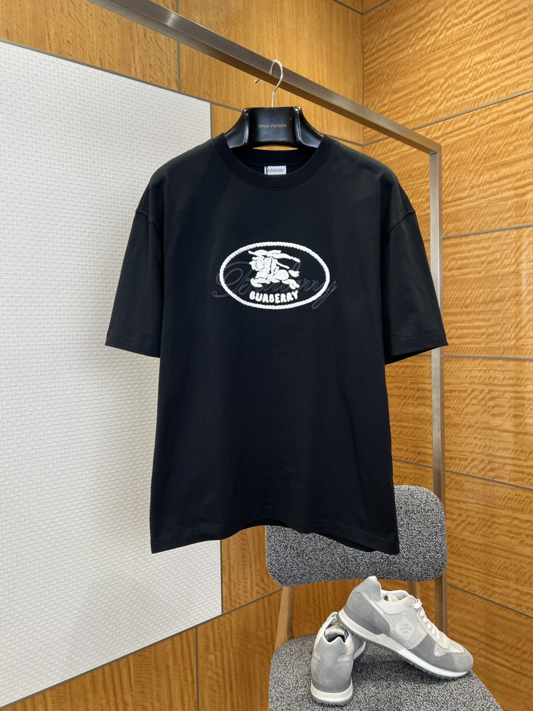 NO:828860,BBR Knight flocked embroidered short-sleeved T-shirt ——————  It is made of imported custom-made heavyweight high-count combed cotton fabric, which has undergone multiple pre-shrinking treatments and enzyme softening and sanding processes. It feels soft and thick, has excellent breathability and perspiration performance, and is not easy to deform and pill after long-term wear. The upper body is crisp and stylish without a sense of restraint. It is suitable for use.  Suitable for spring, summer and autumn; classic round neck design, double-needle hemming and reinforcement technology is used on the neckline, which fits the curve of the neck without tightening the skin. It is washable and wearable and not easy to loosen, and maintains a neat silhouette for a long time; knight logo and BURBERRY word on the front of the body.  The flocking patch is combined with three-dimensional embroidery technology. The flocking part is three-dimensional and full, soft to the touch, the embroidery stitches are fine and neat, and the edges present a delicate corded outline. It forms a strong visual focus on the solid color body, which not only highlights the brand's iconic heroism  The spirit of London knights also gives the item a high-end handmade texture, and the details are full of century-old luxury craftsmanship; the loose dropped shoulder version is highly tolerant to various body shapes. Wearing it alone can highlight the casual and lazy temperament, and layering it with shirts and jackets can create a layered look.  ————————8824088 Material: cotton Loose fit Color black/light blue/off-white Size S/M/L/XL/XXL, Burberry-clothing, burberry, jackets & coats, shirts, T-shirt, tees, t-shirt,19860909BBR骑士植绒刺绣短袖T恤  ——————— 采用进口定制重磅高支精梳棉面料,经过多道预缩水处理与酵素柔化磨毛工艺,触感软糯厚实,透气排汗性能优异,久穿不易变形起球,上身挺括有型且无束缚感,适配春夏秋三季穿搭；经典圆领设计,领口采用双针包边加固工艺,贴合颈部曲线不勒肤,耐洗耐穿不易松垮,长久保持利落版型；衣身正面的骑士标识与BURBERRY字样采用植绒贴布结合立体刺绣工艺,植绒部分立体饱满、触感柔软,刺绣针脚细密工整,边缘呈现精致绳纹轮廓,在纯色衣身形成强烈视觉焦点,既彰显品牌标志性的英伦骑士精神,又赋予单品高级手工质感,细节处尽显百年奢品匠心；宽松落肩版型,对各种身形包容度高,单穿可凸显随性慵懒气质,叠搭衬衫、外套则能打造层次造型. ————————8824088 材质: 棉 版型宽松 颜色黑色/浅蓝/米白 尺码S/M/L/XL/XXL,博柏利-服装,burberry,jackets & coats,shirts,T-shirt,tees，t-shirt,,Women's clothing