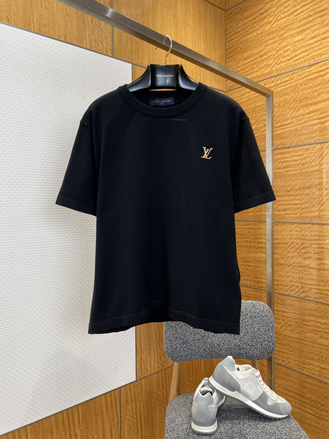 NO:780461,Lujia leather label embroidered knitted short-sleeved T-shirt——————  It is made of imported custom-made high-count combed cotton blended knitted fabric, which has undergone multiple pre-shrinking and mercerization processes. The texture is fine and soft, breathable and skin-friendly with excellent drape. It is not easy to deform and pill when worn for a long time. It is light and burden-free on the upper body and is suitable for use.  Suitable for spring, summer and autumn; classic round neck design, the collar adopts precision ribbing edge technology, which fits the curve of the neck without pinching the skin, is washable and wearable, is not easy to loosen, and maintains a neat silhouette for a long time; the LV logo on the chest of the body is made of leather patch  The embroidery process involves selecting fine leather pieces of the same color, with hand-stitched edges, and high-density embroidery fixation. The solid-color body is full of three-dimensionality and has a tough texture, forming a low-key visual focus. It not only highlights the brand's iconic luxury gene, but also gives the item an unobtrusive high-end handmade texture. The cuffs and hem are made of the same color rib closing process, and the lines are straight and firm, which further enhances the quality and durability of the entire T-shirt. It reveals French luxury style in a low-key manner.  ————————8837088 Material: cotton Loose fit Color black/brown/navy blue/white Size S/M/L/XL, Louis Vuitton-clothing, louis vuitton, louis vuitton, louis vuitton, louis vuitton, T-shirt, tees, t-shirt,19860909驴家皮标刺绣针织短袖T恤  ——————— 采用进口定制高支精梳棉混纺针织面料,经过多道预缩水处理与丝光工艺处理,质地细腻软糯,透气亲肤且垂坠感极佳,久穿不易变形起球,上身轻盈无负担,适配春夏秋三季穿搭；经典圆领设计,领口采用精密罗纹收边工艺,贴合颈部曲线不勒肤,耐洗耐穿不易松垮,长久保持利落版型；衣身胸口的LV标识采用皮革贴布刺绣工艺,甄选同色系细腻皮革裁片,边缘手工锁边,搭配高密度刺绣固定,立体饱满且质感硬朗,在纯色衣身形成低调视觉焦点,既彰显品牌标志性的奢华基因,又赋予单品不张扬的高级手工质感；袖口与下摆采用同色系罗纹收口工艺,走线平直牢固,进一步提升了整件T恤的品质感与耐用性,低调中透着法式奢华格调. ————————8837088 材质: 棉 版型宽松 颜色黑色/棕色/藏蓝/白色 尺码S/M/L/XL,路易威登-服装,louis vuitton,louis vuitton,louis vuitton,louis vuitton,T-shirt,tees，t-shirt,,Women's clothing