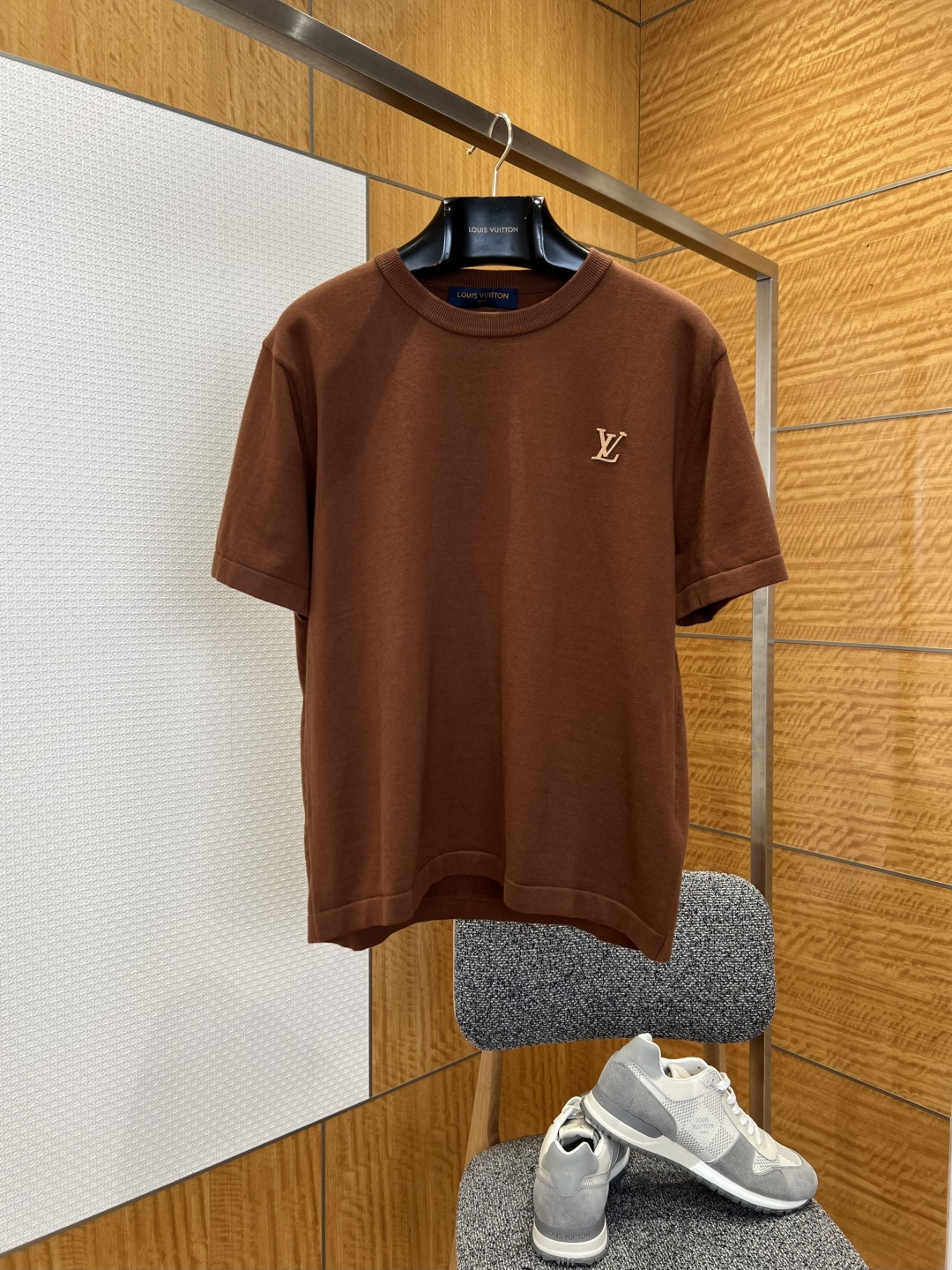 NO:780468,Leather label embroidered knitted short-sleeved T-shirt——————  It is made of imported custom-made high-count combed cotton blended knitted fabric, which has undergone multiple pre-shrinking and mercerization processes. The texture is fine and soft, breathable and skin-friendly with excellent drape. It is not easy to deform and pill when worn for a long time. It is light and burden-free on the upper body and is suitable for use.  Suitable for spring, summer and autumn; classic round neck design, the collar adopts precision ribbing edge technology, which fits the curve of the neck without pinching the skin, is washable and wearable, is not easy to loosen, and maintains a neat silhouette for a long time; the LV logo on the chest of the body is made of leather patch  The embroidery process is based on the selection of fine leather pieces of the same color, hand-stitched edges, and high-density embroidery fixation. It is full-dimensional and tough in texture, forming a low-key visual focus on the solid-color body. It not only highlights the brand's iconic luxury genes, but also gives the item an unobtrusive high-end handmade texture. The cuffs and hem use rib closing technology of the same color, and the lines are straight and firm, which further enhances the quality and durability of the entire T-shirt. It reveals French luxury style in a low-key manner.  ————————8837088 Material: cotton Loose fit Color black/brown/navy blue/white Size S/M/L/XLLV Louis Vuitton leather logo embroidered knitted short-sleeved T-shirt ——————  It is made of imported custom-made high-count combed cotton blended knitted fabric, which has undergone multiple pre-shrinking and mercerization processes. The texture is fine and soft, breathable and skin-friendly with excellent drape. It is not easy to deform and pill when worn for a long time. It is light and burden-free on the upper body and is suitable for use.  Suitable for spring, summer and autumn; classic round neck design, the collar adopts precision ribbing edge technology, which fits the curve of the neck without pinching the skin, is washable and wearable, is not easy to loosen, and maintains a neat silhouette for a long time; the LV logo on the chest of the body is made of leather patch  The embroidery process is based on the selection of fine leather pieces of the same color, hand-stitched edges, and high-density embroidery fixation. It is full-dimensional and tough in texture, forming a low-key visual focus on the solid-color body. It not only highlights the brand's iconic luxury genes, but also gives the item an unobtrusive high-end handmade texture. The cuffs and hem use rib closing technology of the same color, and the lines are straight and firm, which further enhances the quality and durability of the entire T-shirt. It reveals French luxury style in a low-key manner.  ————————8837088 Material: Cotton Loose fit Color black/brown/navy blue/white Size S/M/L/XL, Louis Vuitton-clothing, louis vuitton, louis vuitton, T-shirt, tees, t-shirt,19860909皮标刺绣针织短袖T恤  ——————— 采用进口定制高支精梳棉混纺针织面料,经过多道预缩水处理与丝光工艺处理,质地细腻软糯,透气亲肤且垂坠感极佳,久穿不易变形起球,上身轻盈无负担,适配春夏秋三季穿搭；经典圆领设计,领口采用精密罗纹收边工艺,贴合颈部曲线不勒肤,耐洗耐穿不易松垮,长久保持利落版型；衣身胸口的LV标识采用皮革贴布刺绣工艺,甄选同色系细腻皮革裁片,边缘手工锁边,搭配高密度刺绣固定,立体饱满且质感硬朗,在纯色衣身形成低调视觉焦点,既彰显品牌标志性的奢华基因,又赋予单品不张扬的高级手工质感；袖口与下摆采用同色系罗纹收口工艺,走线平直牢固,进一步提升了整件T恤的品质感与耐用性,低调中透着法式奢华格调. ————————8837088 材质: 棉 版型宽松 颜色黑色/棕色/藏蓝/白色 尺码S/M/L/XLLV路易威登皮标刺绣针织短袖T恤  ——————— 采用进口定制高支精梳棉混纺针织面料,经过多道预缩水处理与丝光工艺处理,质地细腻软糯,透气亲肤且垂坠感极佳,久穿不易变形起球,上身轻盈无负担,适配春夏秋三季穿搭；经典圆领设计,领口采用精密罗纹收边工艺,贴合颈部曲线不勒肤,耐洗耐穿不易松垮,长久保持利落版型；衣身胸口的LV标识采用皮革贴布刺绣工艺,甄选同色系细腻皮革裁片,边缘手工锁边,搭配高密度刺绣固定,立体饱满且质感硬朗,在纯色衣身形成低调视觉焦点,既彰显品牌标志性的奢华基因,又赋予单品不张扬的高级手工质感；袖口与下摆采用同色系罗纹收口工艺,走线平直牢固,进一步提升了整件T恤的品质感与耐用性,低调中透着法式奢华格调. ————————8837088 材质: 棉 版型宽松 颜色黑色/棕色/藏蓝/白色 尺码S/M/L/XL,路易威登-服装,louis vuitton,louis vuitton,T-shirt,tees，t-shirt,,Women's clothing