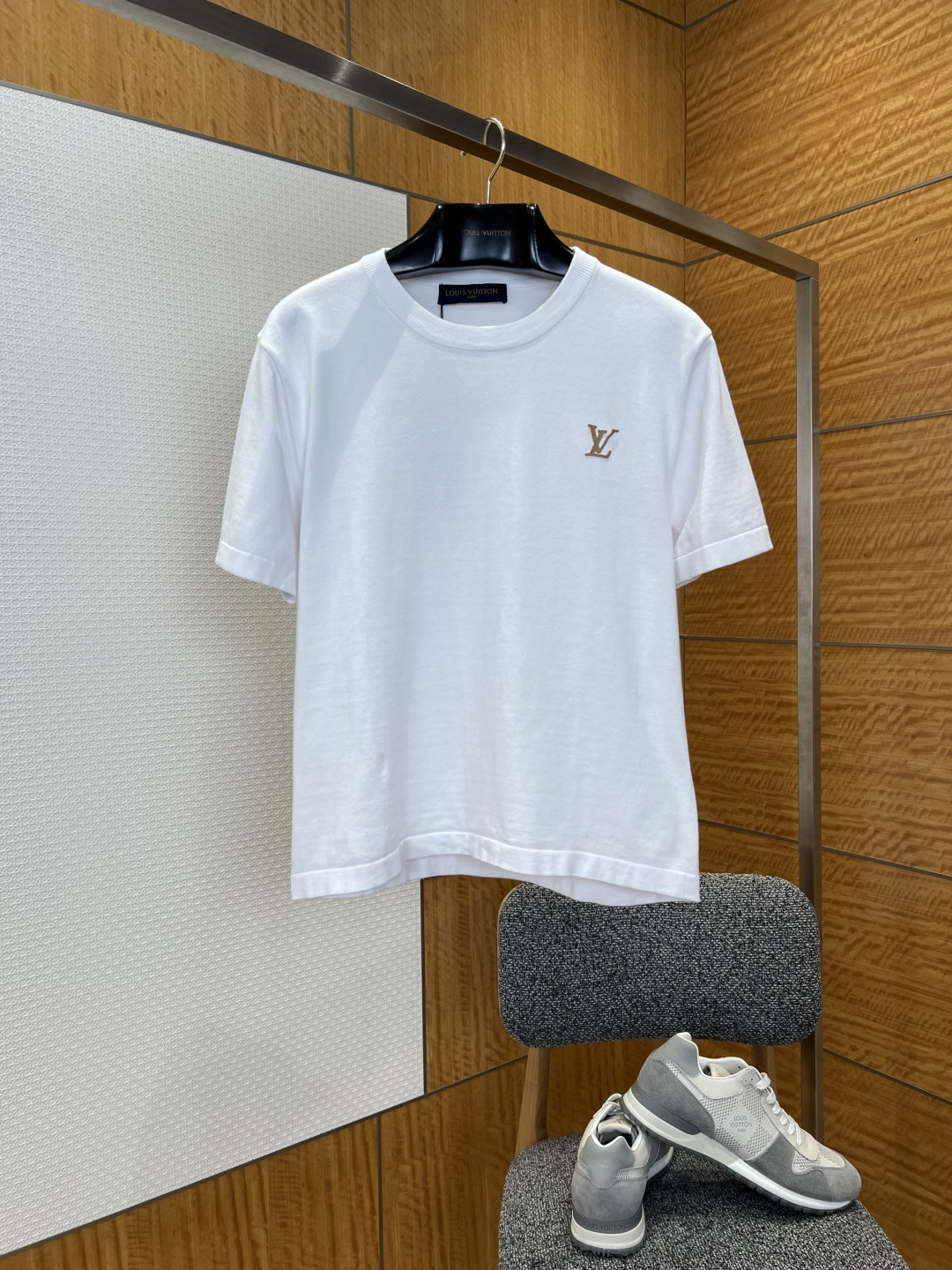 NO:780475,Lujia leather label embroidered knitted short-sleeved T-shirt——————  It is made of imported custom-made high-count combed cotton blended knitted fabric, which has undergone multiple pre-shrinking and mercerization processes. The texture is fine and soft, breathable and skin-friendly with excellent drape. It is not easy to deform and pill when worn for a long time. It is light and burden-free on the upper body and is suitable for use.  Suitable for spring, summer and autumn; classic round neck design, the collar adopts precision ribbing edge technology, which fits the curve of the neck without pinching the skin, is washable and wearable, is not easy to loosen, and maintains a neat silhouette for a long time; the LV logo on the chest of the body is made of leather patch  The embroidery process involves selecting fine leather pieces of the same color, with hand-stitched edges, and high-density embroidery fixation. The solid-color body is full of three-dimensionality and has a tough texture, forming a low-key visual focus. It not only highlights the brand's iconic luxury gene, but also gives the item an unobtrusive high-end handmade texture. The cuffs and hem are made of the same color rib closing process, and the lines are straight and firm, which further enhances the quality and durability of the entire T-shirt. It reveals French luxury style in a low-key manner.  ————————8837088 Material: cotton Loose fit Color black/brown/navy blue/white Size S/M/L/XL, Louis Vuitton-clothing, louis vuitton, louis vuitton, louis vuitton, louis vuitton, T-shirt, tees, t-shirt,19860909驴家皮标刺绣针织短袖T恤  ——————— 采用进口定制高支精梳棉混纺针织面料,经过多道预缩水处理与丝光工艺处理,质地细腻软糯,透气亲肤且垂坠感极佳,久穿不易变形起球,上身轻盈无负担,适配春夏秋三季穿搭；经典圆领设计,领口采用精密罗纹收边工艺,贴合颈部曲线不勒肤,耐洗耐穿不易松垮,长久保持利落版型；衣身胸口的LV标识采用皮革贴布刺绣工艺,甄选同色系细腻皮革裁片,边缘手工锁边,搭配高密度刺绣固定,立体饱满且质感硬朗,在纯色衣身形成低调视觉焦点,既彰显品牌标志性的奢华基因,又赋予单品不张扬的高级手工质感；袖口与下摆采用同色系罗纹收口工艺,走线平直牢固,进一步提升了整件T恤的品质感与耐用性,低调中透着法式奢华格调. ————————8837088 材质: 棉 版型宽松 颜色黑色/棕色/藏蓝/白色 尺码S/M/L/XL,路易威登-服装,louis vuitton,louis vuitton,louis vuitton,louis vuitton,T-shirt,tees，t-shirt,,Women's clothing