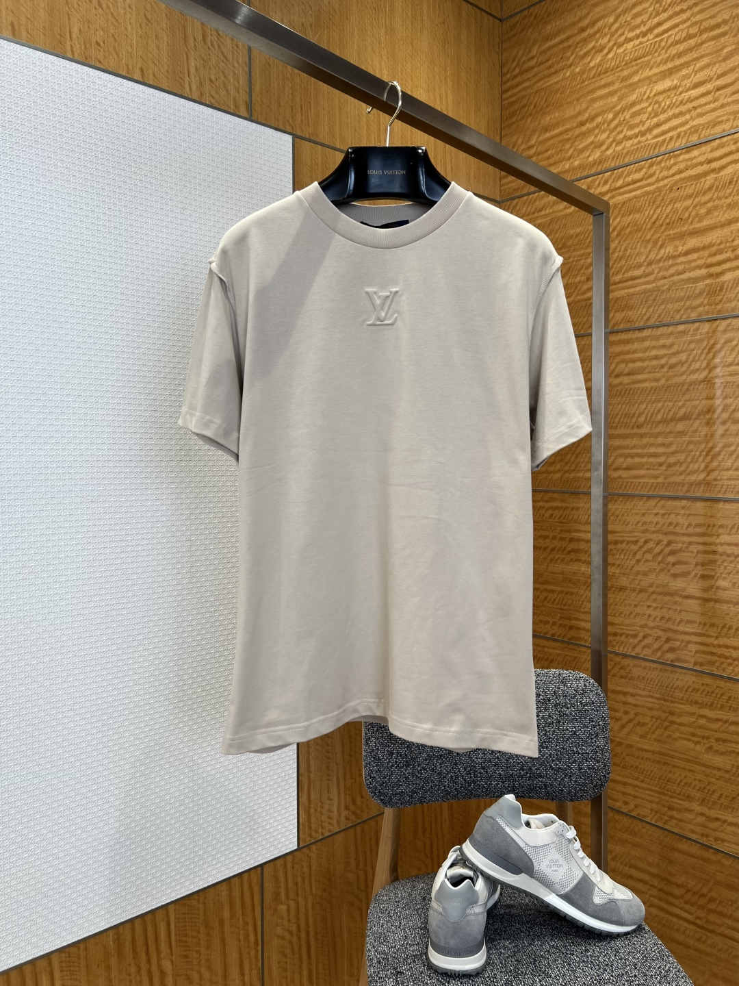 NO:780481,Lujia embossed logo short-sleeved T-shirt——————  It is made of imported high-count combed cotton fabric, woven with heavy double yarns and pre-shrunk and wrinkle-resistant. The texture is thick and soft, delicate and skin-friendly. It has excellent breathability and stiffness. It is not easy to pill and deform after long-term wear, ensuring the comfort of daily wear.  Feel and quality; classic round neck design, the neckline adopts double-layer hemming technology, which fits the neck curve and is not easy to loose and deform, taking into account comfort and durability; the core design of the body is the same color LV embossed logo, using three-dimensional embossing technology  , the texture is clear and the edges are sharp, low-key and unobtrusive, breaking the monotony of solid colors, highlighting the brand identity and French style; the custom leather label on the back is engraved with the brand name, strengthening the recognition of the details. The cuffs and hem are precision double-line stitched, the stitching is even and neat, and the edges are smooth and neat, which effectively prevents curling and deformation. The overall version is loose and dropped at the shoulders, suitable for a variety of body shapes and wearing scenarios. Every craftsmanship demonstrates the ingenuity and style of Louis Vuitton's high-end clothing.  ————————8825088 Material: Cotton Loose fit Color white/gray/navy blue/black/grape purple/light blue/haze blue/green/cherry blossom pink/vibrant orange/khaki Size S/M/L/XL, Louis Vuitton-clothing, louis vuitton, louis vuitton, louis vuitton, louis vuitton, T-shirt, tees, t-shirt,19860909驴家压纹标识短袖T恤  ——————— 采用进口高支精梳棉面料,经重磅双纱织造与预缩抗皱处理,质地厚实软糯,触感细腻亲肤,兼具出色的透气性与挺括感,久穿不易起球变形,保证日常穿着的舒适感与品质感；经典圆领设计,领口采用双层包边工艺,贴合颈部曲线且不易松垮变形,兼顾舒适与耐穿度；衣身核心设计为同色系LV压纹标识,采用立体压印工艺,纹理清晰且边缘利落,低调内敛不张扬,打破纯色单调感,彰显品牌身份与法式格调；后背定制皮革标签镌刻品牌名称,细节处强化辨识度,袖口与下摆采用精密双线车缝,针脚均匀工整,边缘平整利落,有效防止卷边变形,整体版型宽松落肩,适配多种身材与穿搭场景,每一处工艺都彰显路易威登高端制衣的匠心与格调. ————————8825088 材质: 棉 版型宽松 颜色白色/灰色/藏蓝/黑色/葡萄紫/浅蓝/雾霾蓝/绿色/樱花粉/活力橙/卡其色 尺码S/M/L/XL,路易威登-服装,louis vuitton,louis vuitton,louis vuitton,louis vuitton,T-shirt,tees，t-shirt,,Women's clothing