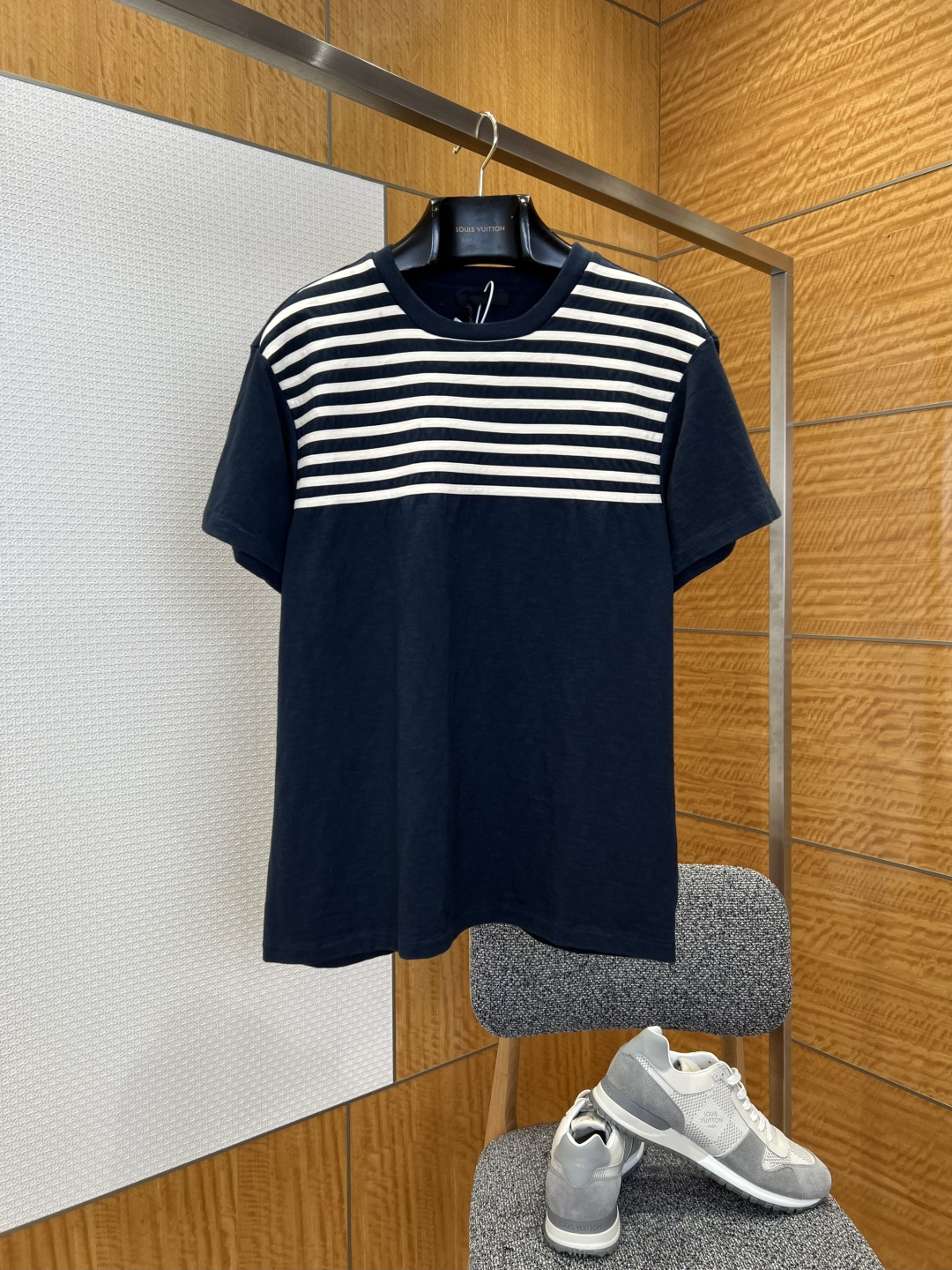 NO:827793,PRA contrast stripe patchwork short-sleeved T-shirt ——————  It is made of high-count combed cotton fabric imported from Italy, which has been processed through multiple processes of pre-shrinking, anti-wrinkle and softness. The texture is soft and skin-friendly, with a delicate and smooth touch. It has excellent breathability and perspiration performance. It has a drapey and crisp feel, which not only ensures the comfort of daily wear, but also maintains a neat and high-end silhouette at all times. The body of the garment is designed with contrasting stripes, and the upper part is made of even and regular off-white stripes that collide with the navy blue background to break the solid color monochrome.  It visually elongates the body shape vertically. The lower part of the solid navy blue fabric forms a hierarchical contrast with the striped area. The design is hidden in the simplicity. The shoulders are made of precision flat stitching technology, and the lines are smooth and flat, which improves the fit and freedom of movement. The cuffs and hem are made of the same color ribbing process, with moderate elasticity, which not only ensures that the version is stiff and not easy to lose shape, but also maintains a comfortable fit when raising hands, bending and other movements.  ————————8836088 Material: Cotton Loose fit Color Navy blue Size S/M/L/XL, Prada-clothing, prada, prada, T-shirt, tees, t-shirt,19860909PRA撞色条纹拼接短袖T恤  ——————— 采用意大利进口高支精梳棉面料,经过预缩、抗皱与柔软处理多道工序,质地软糯亲肤、触感细腻顺滑,透气排汗性能优异,垂坠感与挺括感兼具,既保证日常穿着的舒适感,又能时刻维持利落高级的版型轮廓；衣身采用撞色条纹拼接设计,上半部分以均匀规整的米白条纹与藏青底色碰撞,打破纯色单调感,视觉上纵向拉长身形,下半部分纯色藏青面料与条纹区域形成层次对比,简约中暗藏设计巧思,肩部采用精密平车缝合工艺,走线流畅平整,提升穿着贴合度与活动自由度；袖口与下摆采用同色系罗纹收边工艺,弹性适中,既保证版型挺括不易走形,又能在抬手、弯腰等动作时维持舒适贴合感. ————————8836088 材质: 棉 版型宽松 颜色藏蓝色 尺码S/M/L/XL,普拉达-服装,prada,prada,T-shirt,tees，t-shirt,,Women's clothing