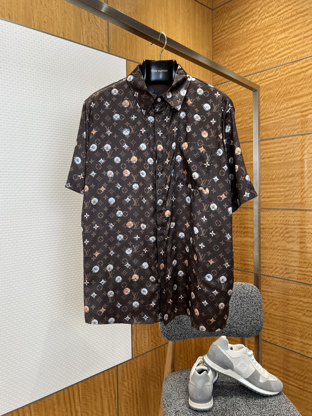 NO:780487,Floral presbyopic short-sleeved shirt——————  It is made of high-count mulberry silk blended fabric imported from Italy. After special sand washing and anti-wrinkle treatment, the texture is light and smooth, soft and waxy to the skin, and has excellent breathability and drape. It not only ensures the comfort of daily commuting and vacation wear, but also always presents the essence of high-end ready-to-wear.  The neckline adopts a classic pointed collar design, manual positioning stitching technology, precise and neat routing, fits the neck line, does not pick up the face shape, and can easily adapt to diverse scenes such as business meetings and casual socializing; the body is based on classic Monogram presbyopia, blended with fresh flowers  Printed with planet elements, the dark brown background is paired with orange and blue contrasting patterns, and the light apricot background is paired with yellow and white soft patterns. Both color combinations perfectly integrate the brand's iconic French luxury and natural artistic sense. Each printing is precisely aligned to ensure that the pattern is complete and visually smooth;  The placket is made of natural mother-of-pearl buttons, and the edges are hand-polished and rounded, opening and closing smoothly and with a delicate texture. The details reflect the quality standards of high-end ready-to-wear. There is a symmetrical patch pocket on the chest, and the open-stitched edge of the bag is neat and neat. It is both practical and decorative, making it easy to store small items.  ————————8888 Material: mulberry silk, loose fit, color dark brown/light apricot, size S/M/L/XL, Louis Vuitton-clothing, louis vuitton, shirts, T-shirt,19860909花卉老花短袖衬衫  ——————— 采用意大利进口高支桑蚕丝混纺面料,经过特殊砂洗与抗皱处理多道工序,质地轻盈顺滑、触感亲肤软糯,透气性与垂坠感俱佳,既保证日常通勤与度假穿着的舒适感,又能时刻呈现高级成衣的精致轮廓；领口采用经典尖领设计,手工定位锁线工艺,走线精密工整,贴合颈部线条,不挑脸型,轻松适配商务会谈与休闲社交等多元场景；衣身以经典Monogram老花为基底,融合清新花卉与星球元素印花,深棕底色搭配橙蓝撞色纹样,浅杏底色搭配黄白柔色纹样,两种配色均将品牌标志性的法式奢华与自然艺术感完美融合,每一处印花都经精准对位工艺,确保图案完整且视觉流畅；门襟采用天然贝母纽扣,边缘经手工打磨圆润,开合顺畅且质感细腻,细节处尽显高端成衣的品质标准；胸前设有对称贴袋,袋口明线包边工艺工整利落,兼具实用性与装饰性,方便收纳随身小物. ————————8888 材质: 桑蚕丝 版型宽松 颜色深棕色 / 浅杏色 尺码S/M/L/XL,路易威登-服装,louis vuitton,shirts,T-shirt,,Women's clothing