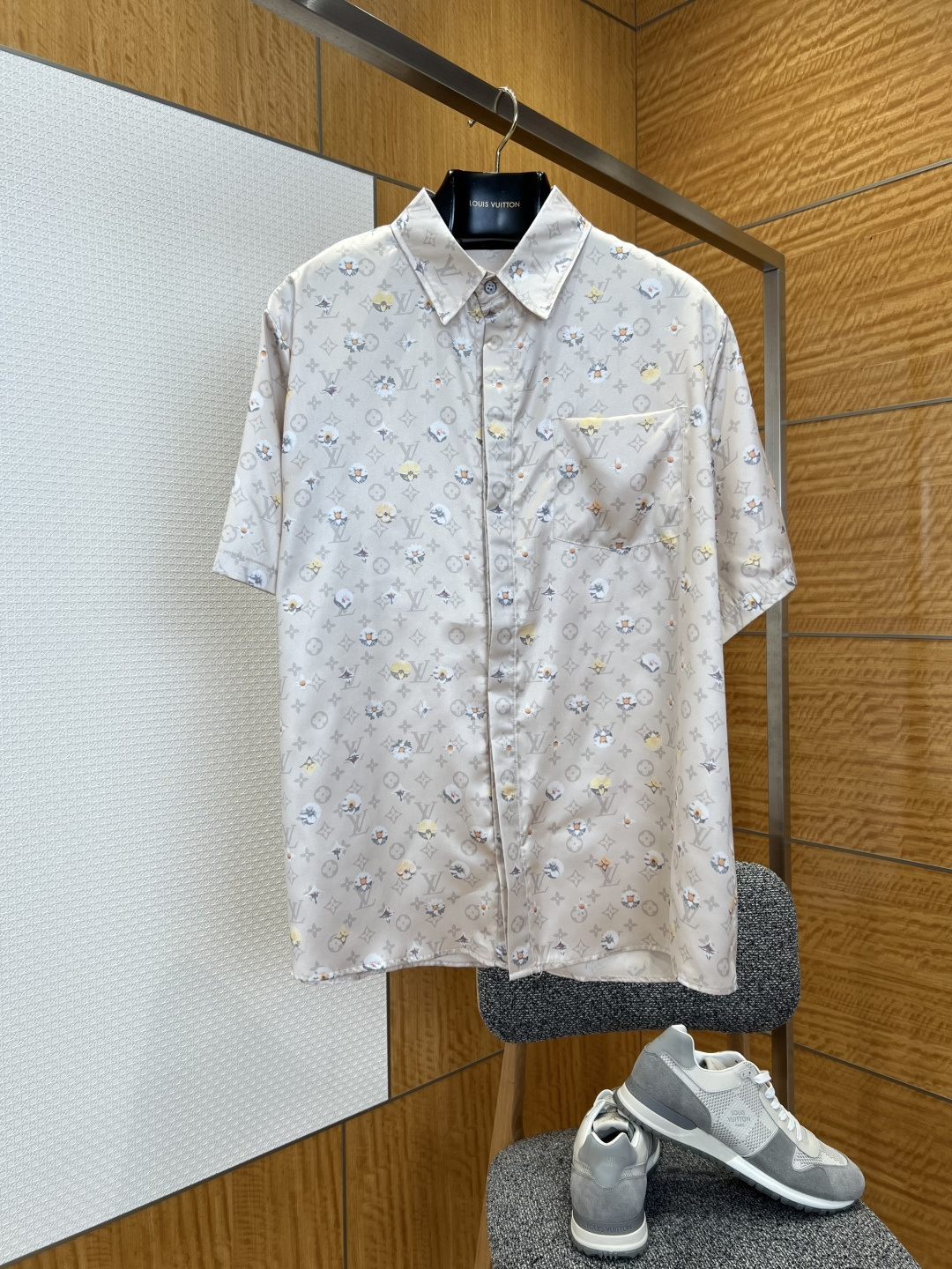 NO:780493,Lujia floral presbyopic short-sleeved shirt——————  It is made of high-count mulberry silk blended fabric imported from Italy. After special sand washing and anti-wrinkle treatment, the texture is light and smooth, soft and waxy to the skin, and has excellent breathability and drape. It not only ensures the comfort of daily commuting and vacation wear, but also always presents the essence of high-end ready-to-wear.  The neckline adopts a classic pointed collar design, manual positioning stitching technology, precise and neat routing, fits the neck line, does not pick up the face shape, and can easily adapt to diverse scenes such as business meetings and casual socializing; the body is based on classic Monogram presbyopia, blended with fresh flowers  Printed with planet elements, the dark brown background is paired with orange and blue contrasting patterns, and the light apricot background is paired with yellow and white soft patterns. Both color combinations perfectly integrate the brand's iconic French luxury and natural artistic sense. Each printing is precisely aligned to ensure that the pattern is complete and visually smooth;  The placket is made of natural mother-of-pearl buttons, and the edges are hand-polished and rounded, opening and closing smoothly and with a delicate texture. The details reflect the quality standards of high-end ready-to-wear. There is a symmetrical patch pocket on the chest, and the open-stitched edge of the bag is neat and neat. It is both practical and decorative, making it easy to store small items.  ————————8888 Material: Mulberry silk Loose fit Color dark brown / light apricot Size S/M/L/XL, Louis Vuitton-clothing, louis vuitton, louis vuitton, louis vuitton, shirts, T-shirt,19860909驴家花卉老花短袖衬衫  ——————— 采用意大利进口高支桑蚕丝混纺面料,经过特殊砂洗与抗皱处理多道工序,质地轻盈顺滑、触感亲肤软糯,透气性与垂坠感俱佳,既保证日常通勤与度假穿着的舒适感,又能时刻呈现高级成衣的精致轮廓；领口采用经典尖领设计,手工定位锁线工艺,走线精密工整,贴合颈部线条,不挑脸型,轻松适配商务会谈与休闲社交等多元场景；衣身以经典Monogram老花为基底,融合清新花卉与星球元素印花,深棕底色搭配橙蓝撞色纹样,浅杏底色搭配黄白柔色纹样,两种配色均将品牌标志性的法式奢华与自然艺术感完美融合,每一处印花都经精准对位工艺,确保图案完整且视觉流畅；门襟采用天然贝母纽扣,边缘经手工打磨圆润,开合顺畅且质感细腻,细节处尽显高端成衣的品质标准；胸前设有对称贴袋,袋口明线包边工艺工整利落,兼具实用性与装饰性,方便收纳随身小物. ————————8888 材质: 桑蚕丝 版型宽松 颜色深棕色 / 浅杏色 尺码S/M/L/XL,路易威登-服装,louis vuitton,louis vuitton,louis vuitton,shirts,T-shirt,,Women's clothing