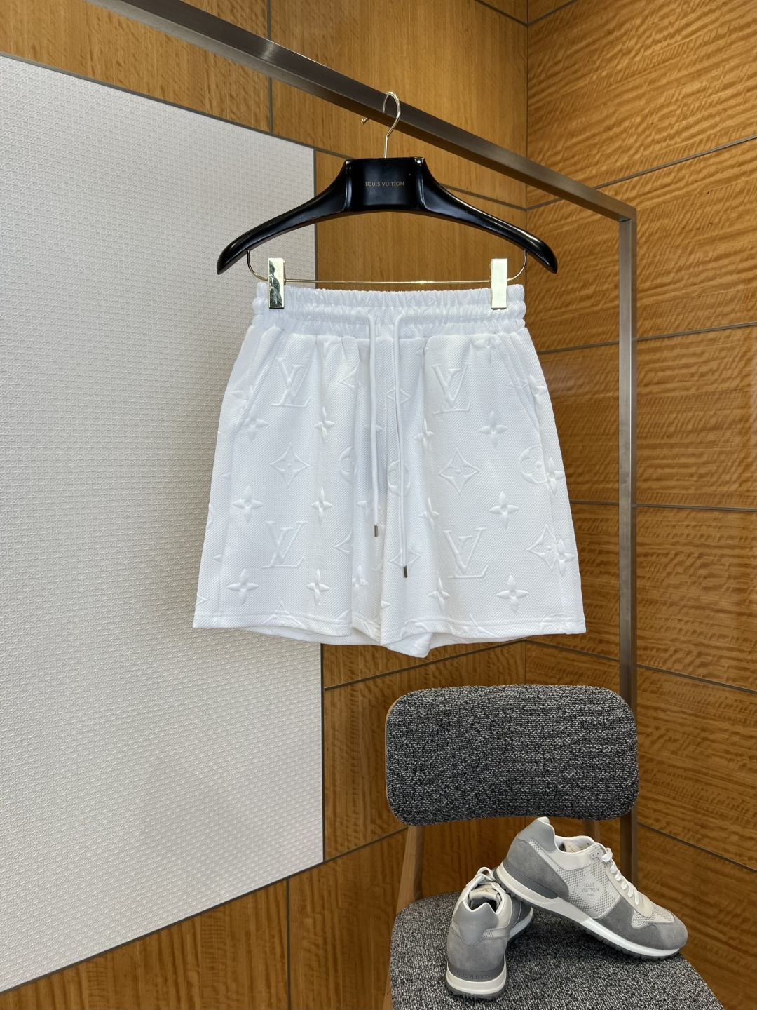 NO:779365,Lujia old flower embossed drawstring casual shorts——————  It is made of imported high-weight waffle knitted fabric, which has been pre-shrunk and anti-pilling. The texture is thick and soft, skin-friendly and breathable, and the upper body is light and unrestricted. It also has excellent drape and anti-wrinkle properties, and is not easily deformed after long-term wear. It is perfectly suitable for various scenes in spring and summer. Customized symmetrical welt pockets on both sides are both practical and beautiful, making it easy to store belongings.  Na; The trousers are fully printed with the brand's iconic Monogram presbyopia embossing technology, using 3D three-dimensional jacquard weaving, with clear and full texture, and the same color embossing is low-key and luxurious, making it highly recognizable. It perfectly integrates the brand's classic elements with modern design; the trousers are made of flat-stitched hemming technology, and the stitching is neat and tight. Every detail demonstrates the top level of clothing making.  ————————8888 Material: cotton Loose fit Color white/black Size S/M/L, Louis Vuitton-clothing, louis vuitton, louis vuitton, louis vuitton, shorts,19860909驴家老花压花抽绳休闲短裤  ——————— 采用进口高克重华夫格针织面料,经过预缩水处理与抗起球工艺,质地厚实软糯、亲肤透气,上身轻盈无束缚,同时兼具出色的垂坠感与抗皱性,久穿不易变形,完美适配春夏多场景穿搭；双侧定制对称嵌线口袋,实用与美观兼具,方便随身物品收纳；裤身满印品牌标志性Monogram老花压花工艺,采用3D立体提花织法,纹理清晰饱满,同色系压花低调奢华,辨识度拉满,将品牌经典元素与现代设计完美融合；裤脚采用平缝锁边工艺,走线工整严密,每一处细节都彰显顶级制衣水准. ————————8888 材质: 棉 版型宽松 颜色白色/黑色 尺码S/M/L,路易威登-服装,louis vuitton,louis vuitton,louis vuitton,shorts,,Women's clothing