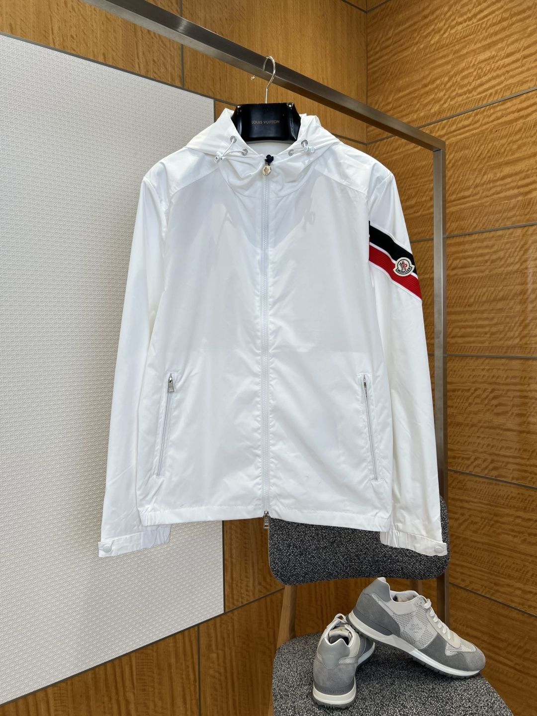 NO:778868,Masked armband web hooded windproof jacket——————  Made of specially imported high-density nylon fabric, the texture is light and smooth, windproof and breathable, comfortable to wear without restraint, and has excellent drape and anti-wrinkle properties. It will not be easily deformed after long-term wear, making it perfect for travel in various spring and autumn scenes. The neckline adopts a hooded design, equipped with a custom metal drawstring buckle and an adjustable drawstring. It is casual and stylish, providing protection for the head and adding a layer of styling; the placket matches the brand's special  It is a customized metal zipper with fine texture and smooth opening and closing. The zipper head is engraved with the brand's iconic logo, which is exquisite in details and fully recognizable. The iconic red, white and black contrasting webbing design on the sleeves, matched with the brand's classic badge logo, is exquisite and eye-catching in craftsmanship, breaking the monotony of solid colors and adding a sense of detailed design. Customized symmetrical zipper pockets on both sides are both practical and beautiful, making it easy to store personal belongings.  ————————8852088 Material: nylon Loose fit Color white/khaki Size S/M/L/XL, Moncler, jackets & coats, jackets & coats, hats,19860909蒙口臂章织带连帽防风夹克外套  ——————— 采用进口特供高密锦纶面料,质地轻薄顺滑、防风透气,穿着舒适无束缚,兼具出色的垂坠感与抗皱性,久穿不易变形,完美适配春秋多场景出行；领口采用连帽设计,配有定制金属抽绳扣与可调节抽绳,随性有型,既能为头部提供防护又增添造型层次；门襟搭配品牌专属定制金属拉链,质感细腻,开合顺滑,拉链头镌刻品牌标志性logo,细节考究,辨识度拉满；袖身标志性红白黑撞色织带设计,搭配品牌经典徽章标,工艺细腻醒目,打破纯色单调感,增添细节设计感；双侧定制对称拉链口袋,实用与美观兼具,方便随身物品收纳. ————————8852088 材质: 锦纶 版型宽松 颜色白色/卡其色 尺码S/M/L/XL,蒙口-服装,Moncler,jackets & coats,jackets & coats,hats,,Women's clothing