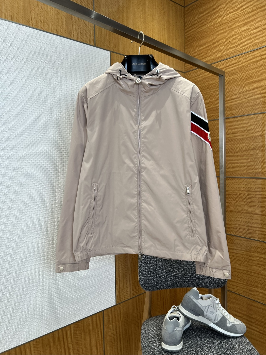 NO:778873,Masked armband web hooded windproof jacket——————  Made of specially imported high-density nylon fabric, the texture is light and smooth, windproof and breathable, comfortable to wear without restraint, and has excellent drape and anti-wrinkle properties. It will not be easily deformed after long-term wear, making it perfect for travel in various spring and autumn scenes. The neckline adopts a hooded design, equipped with a custom metal drawstring buckle and an adjustable drawstring. It is casual and stylish, providing protection for the head and adding a layer of styling; the placket matches the brand's special  It is a customized metal zipper with fine texture and smooth opening and closing. The zipper head is engraved with the brand's iconic logo, which is exquisite in details and fully recognizable. The iconic red, white and black contrasting webbing design on the sleeves, matched with the brand's classic badge logo, is exquisite and eye-catching in craftsmanship, breaking the monotony of solid colors and adding a sense of detailed design. Customized symmetrical zipper pockets on both sides are both practical and beautiful, making it easy to store personal belongings.  ————————8888 Material: nylon Loose fit Color white/khaki Size S/M/L/XL, Moncler, jackets & coats, jackets & coats, hats,19860909蒙口臂章织带连帽防风夹克外套  ——————— 采用进口特供高密锦纶面料,质地轻薄顺滑、防风透气,穿着舒适无束缚,兼具出色的垂坠感与抗皱性,久穿不易变形,完美适配春秋多场景出行；领口采用连帽设计,配有定制金属抽绳扣与可调节抽绳,随性有型,既能为头部提供防护又增添造型层次；门襟搭配品牌专属定制金属拉链,质感细腻,开合顺滑,拉链头镌刻品牌标志性logo,细节考究,辨识度拉满；袖身标志性红白黑撞色织带设计,搭配品牌经典徽章标,工艺细腻醒目,打破纯色单调感,增添细节设计感；双侧定制对称拉链口袋,实用与美观兼具,方便随身物品收纳. ————————8888 材质: 锦纶 版型宽松 颜色白色/卡其色 尺码S/M/L/XL,蒙口-服装,Moncler,jackets & coats,jackets & coats,hats,,Women's clothing