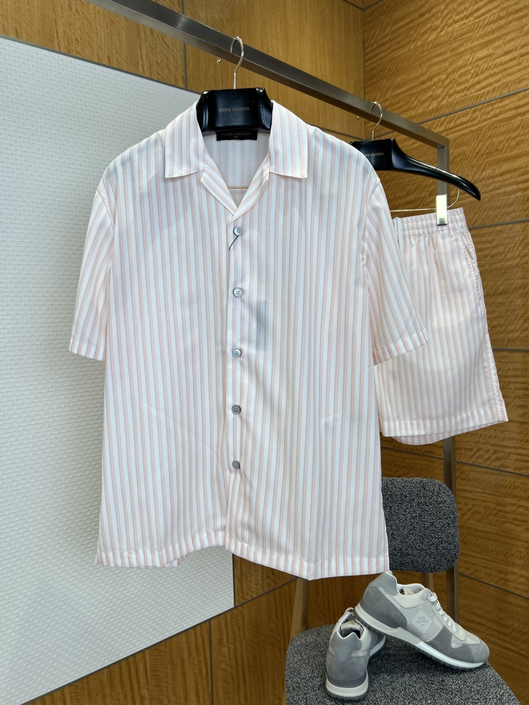 NO:825881,/Shirt,P/Shorts LV Louis Vuitton striped short-sleeved shirt shorts suit ———————  Made of imported mulberry silk fabric, the texture is silky and smooth, cool to the touch and skin-friendly. It has excellent breathability and anti-wrinkle properties. It is light and burden-free on the upper body. It also has excellent drape and gloss, perfectly balancing the comfort and luxury of daily wear.  Texture; The shirt adopts a classic Cuban collar design, which is neat and casual, effectively modifies the neck line, creating a relaxed and lazy look, and is suitable for a variety of dressing styles; the placket adopts custom branded metal buttons, which open and close smoothly, and the details highlight the brand  The brand's ingenuity and luxurious texture; the body is designed with fresh vertical stripes, presented with precise counterpoint printing technology, with smooth and neat lines and rich visual layers, breaking the monotony of solid colors, perfectly integrating the brand's classic elements with modern design, instantly enhancing the style recognition and fashion sense; the shorts are designed with the same fabric and stripes, perfectly echoing the shirt, and the overall shape is coordinated; the waistband is designed with elastic drawstrings, which fit the body shape, and can be adjusted freely to improve wearing comfort.  ————————88360/32088 Material: Mulberry silk Loose fit Color light blue/pink white Size S/M/L/XL, Louis Vuitton-clothing, louis vuitton, louis vuitton, shorts, shirts, T-shirt,19860909/衬衫,P/短裤 LV路易威登条纹短袖衬衫短裤套装 ——————— 采用进口桑蚕丝面料,质地丝滑垂顺,触感冰凉亲肤,兼具出色的透气性与抗皱性,上身轻盈无负担,同时拥有极佳的悬垂感与光泽感,完美兼顾日常穿搭的舒适度与高级质感；衬衫采用经典古巴领设计,利落随性,有效修饰颈部线条,打造松弛慵懒的造型感,适配多种穿搭风格；门襟采用定制品牌标识金属纽扣,开合顺滑,细节处彰显品牌匠心与奢华质感；衣身采用清新竖条纹设计,以精准对位印花工艺呈现,线条流畅工整,视觉层次丰富,打破纯色单调感,将品牌经典元素与现代设计完美融合,瞬间提升造型辨识度与时尚感；短裤采用同面料同条纹设计,与衬衫形成完美呼应,整体造型协调统一；腰头采用松紧抽绳设计,贴合身形,可自由调节松紧,提升穿着舒适度. ————————88360/32088 材质: 桑蚕丝 版型宽松 颜色浅蓝色/粉白色 尺码S/M/L/XL,路易威登-服装,louis vuitton,louis vuitton,shorts,shirts,T-shirt,,Women's clothing