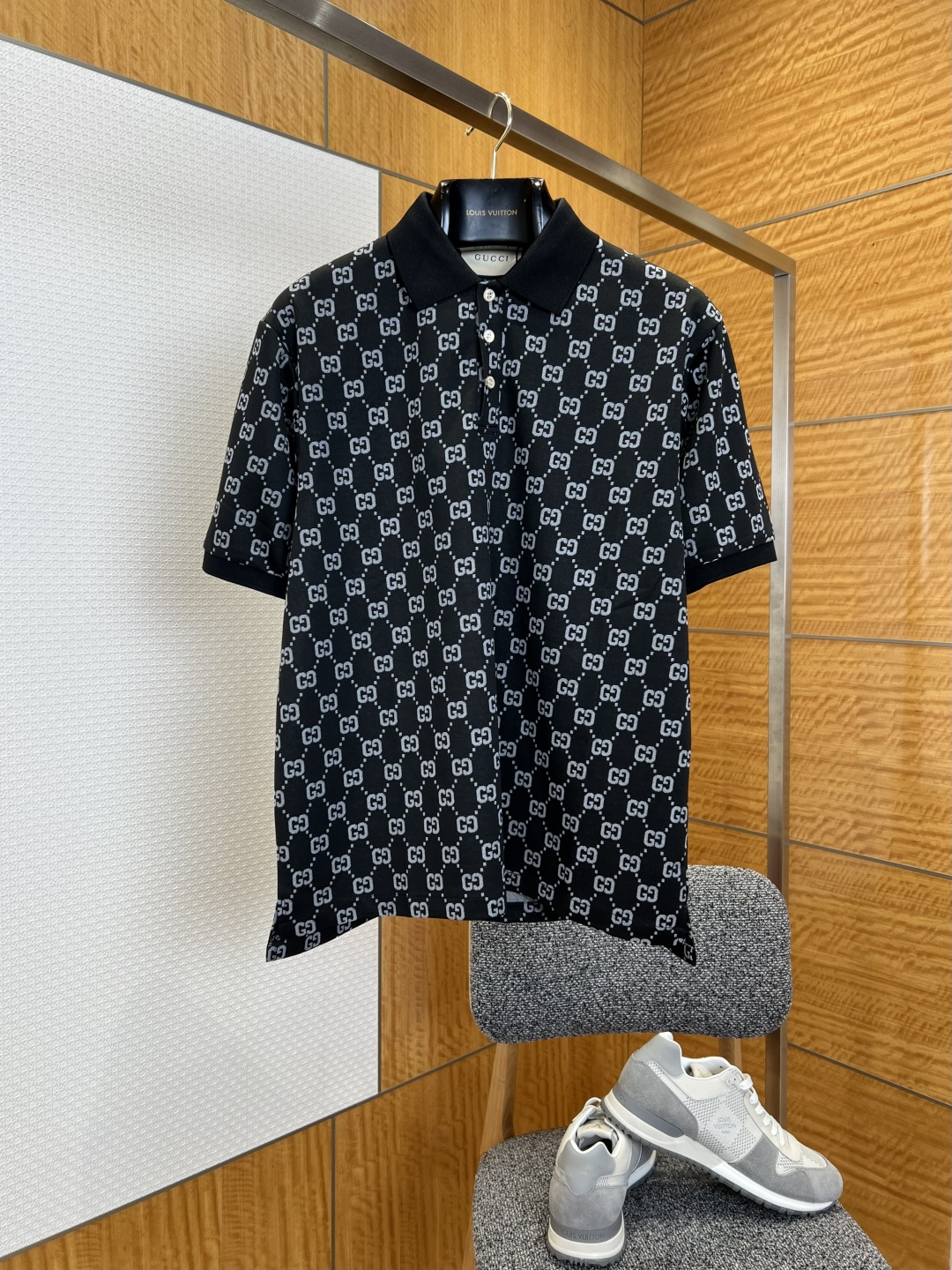 NO:825970,GU Gucci Double G all-over printed short-sleeved Polo shirt ——————  Made of imported high-count combed cotton fabric, the texture is fine and skin-friendly, with excellent breathability and drape. The upper body is soft and not sweaty, and has excellent wrinkle resistance and durability. It perfectly balances the comfort and practicality of daily wear. The classic Polo lapel design is crisp and stylish, effectively modifying the neck line, creating a neat and capable look.  The style is suitable for a variety of dressing styles; the placket adopts custom-made textured buttons, which open and close smoothly, and the details highlight the brand's ingenuity and high-end texture; the body of the garment is fully printed with the brand's iconic double G presbyopia pattern, which is presented with precise counterpoint printing technology. The texture is clear and three-dimensional and full of recognition, perfectly integrating the brand's classic elements with modern design.  ————————8888 Material: Cotton Loose fit Color black/white Size S/M/L/XL/XXL, Gucci-clothing, gucci, T-shirt,19860909GU古驰双G满印短袖Polo衫 ——————— 采用进口高支精梳棉面料,质地细腻亲肤,兼具出色的透气性与垂坠感,上身柔软不闷汗,同时拥有极佳的抗皱性与耐穿性,完美兼顾日常穿搭的舒适度与实用性；经典Polo翻领设计,挺括有型,有效修饰颈部线条,打造利落干练的造型感,适配多种穿搭风格；门襟采用定制质感纽扣,开合顺滑,细节处彰显品牌匠心与高级质感；衣身满印品牌标志性双G老花图案,以精准对位印花工艺呈现,纹理清晰立体,辨识度拉满,将品牌经典元素与现代设计完美融合. ————————8888 材质: 棉 版型宽松 颜色黑色/白色 尺码S/M/L/XL/XXL,古驰-服装,gucci,T-shirt,,Women's clothing