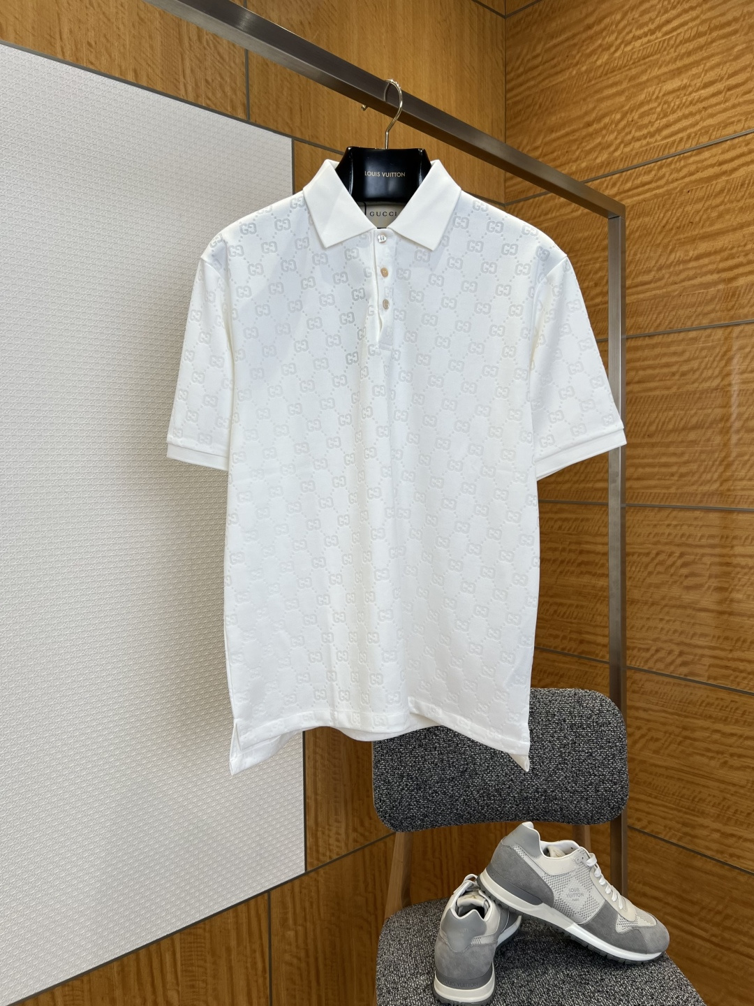 NO:825988,GU Gucci Double G all-over printed short-sleeved Polo shirt ——————  Made of imported high-count combed cotton fabric, the texture is fine and skin-friendly, with excellent breathability and drape. The upper body is soft and not sweaty, and has excellent wrinkle resistance and durability. It perfectly balances the comfort and practicality of daily wear. The classic Polo lapel design is crisp and stylish, effectively modifying the neck line, creating a neat and capable look.  The style is suitable for a variety of dressing styles; the placket adopts custom-made textured buttons, which open and close smoothly, and the details highlight the brand's ingenuity and high-end texture; the body of the garment is fully printed with the brand's iconic double G presbyopia pattern, which is presented with precise counterpoint printing technology. The texture is clear and three-dimensional and full of recognition, perfectly integrating the brand's classic elements with modern design.  ————————8827088 Material: Cotton Loose fit Color black/white Size S/M/L/XL/XXL, Gucci-clothing, gucci, T-shirt,19860909GU古驰双G满印短袖Polo衫 ——————— 采用进口高支精梳棉面料,质地细腻亲肤,兼具出色的透气性与垂坠感,上身柔软不闷汗,同时拥有极佳的抗皱性与耐穿性,完美兼顾日常穿搭的舒适度与实用性；经典Polo翻领设计,挺括有型,有效修饰颈部线条,打造利落干练的造型感,适配多种穿搭风格；门襟采用定制质感纽扣,开合顺滑,细节处彰显品牌匠心与高级质感；衣身满印品牌标志性双G老花图案,以精准对位印花工艺呈现,纹理清晰立体,辨识度拉满,将品牌经典元素与现代设计完美融合. ————————8827088 材质: 棉 版型宽松 颜色黑色/白色 尺码S/M/L/XL/XXL,古驰-服装,gucci,T-shirt,,Women's clothing