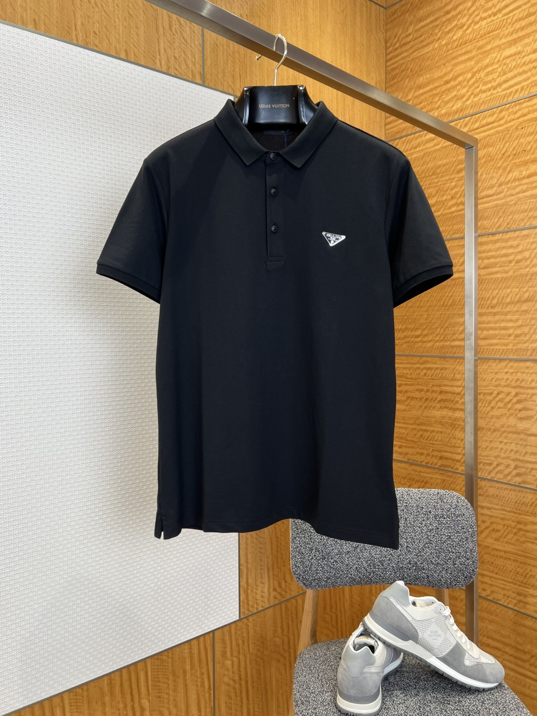 NO:827812,PRA classic triangle logo short-sleeved polo shirt ——————  It is made of imported high-count combed pique mesh cotton fabric, which has been pre-shrunk and anti-pilling. The texture is tight, thick and delicate to the skin. It has excellent breathability, moisture absorption and anti-wrinkle properties. It is comfortable and unrestricted on the upper body and will not easily deform after long-term wear. It is perfect for daily commuting and casual wear; classic lapel Polo  The collar design is matched with three matte buttons of the same color, which fit the neck line and are neat and stylish, easily creating a smart and sophisticated style. The brand's iconic metal triangle logo is embellished on the left chest. The texture is high-end and eye-catching, accurately demonstrating the brand identity and luxurious style, becoming the visual focus of the entire item.  ————————8830088 Material: Cotton Fitting slightly loose Color black/navy blue/light gray/white Size S/M/L/XL, Prada-clothing, prada, prada, T-shirt,19860909PRA经典三角标短袖Polo衫  ——————— 采用进口高支精梳珠地网眼棉面料,经过预缩定型与抗起球工艺处理,质地紧密厚实且触感细腻亲肤,兼具出色的透气性、吸湿性与抗皱性,上身舒适无束缚,久穿不易变形,完美适配日常通勤与休闲穿搭；经典翻领Polo领型设计,搭配三粒同色系哑光纽扣门襟,贴合颈部线条,利落有型,轻松打造干练精致的穿搭风格；左胸位置点缀品牌标志性金属三角标Logo,质感高级醒目,精准彰显品牌身份与奢华格调,成为整件单品的视觉焦点. ————————8830088 材质: 棉 版型合身微宽松 颜色黑色/藏蓝/浅灰/白色 尺码S/M/L/XL,普拉达-服装,prada,prada,T-shirt,,Women's clothing