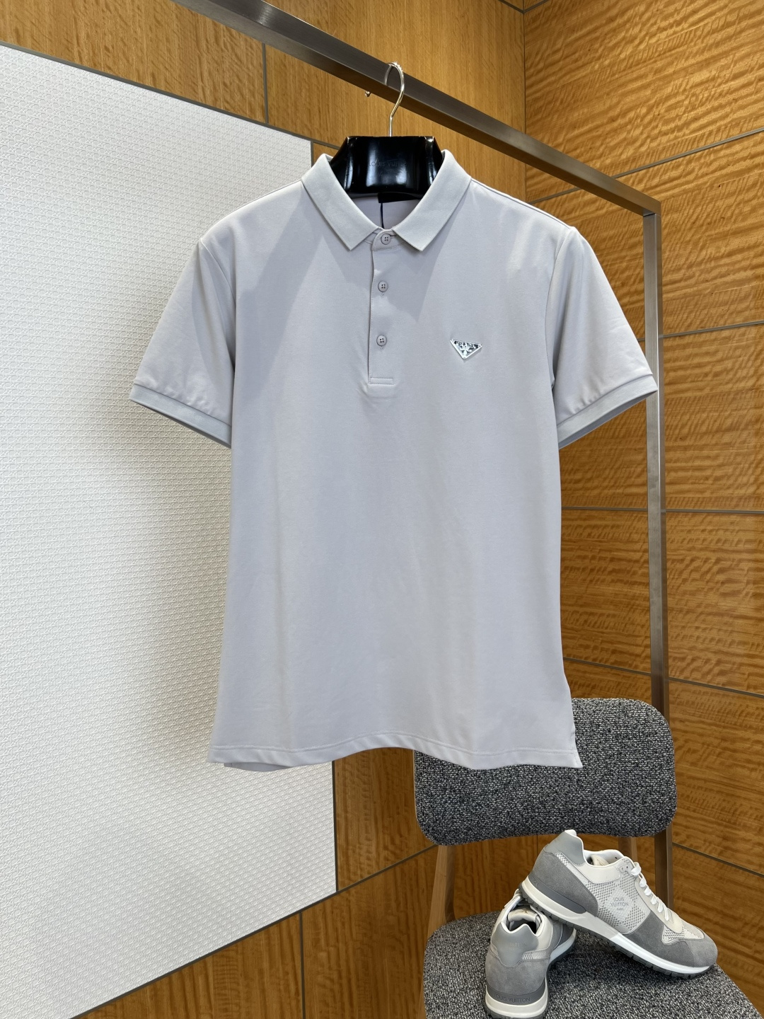 NO:827804,PRA classic triangle logo short-sleeved polo shirt ——————  It is made of imported high-count combed pique mesh cotton fabric, which has been pre-shrunk and anti-pilling. The texture is tight, thick and delicate to the skin. It has excellent breathability, moisture absorption and anti-wrinkle properties. It is comfortable and unrestricted on the upper body and will not easily deform after long-term wear. It is perfect for daily commuting and casual wear; classic lapel Polo  The collar design is matched with three matte buttons of the same color, which fit the neck line and are neat and stylish, easily creating a smart and sophisticated style. The brand's iconic metal triangle logo is embellished on the left chest. The texture is high-end and eye-catching, accurately demonstrating the brand identity and luxurious style, becoming the visual focus of the entire item.  ————————8830088 Material: cotton Fitted and slightly loose Color black/navy blue/light gray/white Size S/M/L/XL, Prada-clothing, prada, prada, T-shirt,19860909PRA经典三角标短袖Polo衫  ——————— 采用进口高支精梳珠地网眼棉面料,经过预缩定型与抗起球工艺处理,质地紧密厚实且触感细腻亲肤,兼具出色的透气性、吸湿性与抗皱性,上身舒适无束缚,久穿不易变形,完美适配日常通勤与休闲穿搭；经典翻领Polo领型设计,搭配三粒同色系哑光纽扣门襟,贴合颈部线条,利落有型,轻松打造干练精致的穿搭风格；左胸位置点缀品牌标志性金属三角标Logo,质感高级醒目,精准彰显品牌身份与奢华格调,成为整件单品的视觉焦点. ————————8830088 材质: 棉 版型合身微宽松 颜色黑色/藏青/浅灰/白色 尺码S/M/L/XL,普拉达-服装,prada,prada,T-shirt,,Women's clothing