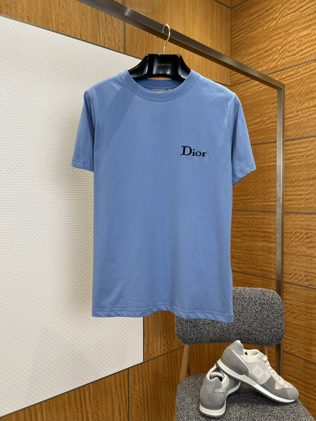 NO:827805,Dior letter embroidered round neck short-sleeved T-shirt——————  Made of imported high-count combed cotton fabric, the texture is fine and skin-friendly, soft and breathable to the touch, and has excellent moisture absorption and drape. The upper body is light and unrestricted, ensuring the high-end quality and practicality of daily wear of the T-shirt; the classic round neck shape fits the neck line, and is simple and elegant.  No matter what style you wear, you can easily create a neat and casual look; the left chest of the garment uses exquisite three-dimensional embroidery technology to present the brand's iconic Dior letter logo. The stitching is fine and full, and the stitching is neat and three-dimensional, making it highly recognizable and highlighting the brand's classic heritage and high-end texture.  ————————8823088 Material: Cotton Loose fit Color heather gray/coral pink/haze blue Size S/M/L/XL/XXL, Dior-clothing, dior, dior, T-shirt, tees, t-shirt,19860909迪奥字母刺绣圆领短袖T恤 ——————— 采用进口高支精梳棉面料,质地细腻亲肤,触感柔软透气,兼具优异的吸湿性与垂坠感,上身轻盈无束缚,保证了T恤的高端品质与日常穿搭实用性；经典圆领领型,贴合颈部线条,简约大气不挑穿搭风格,轻松打造利落休闲造型；衣身左侧胸口采用精致立体刺绣工艺,呈现品牌标志性Dior字母标识,针脚细密饱满,走线工整立体,辨识度拉满,彰显品牌经典传承与高端质感. ————————8823088 材质: 棉 版型宽松 颜色麻灰/珊瑚粉/雾霾蓝 尺码S/M/L/XL/XXL,迪奥-服装,dior,dior,T-shirt,tees，t-shirt,,Women's clothing