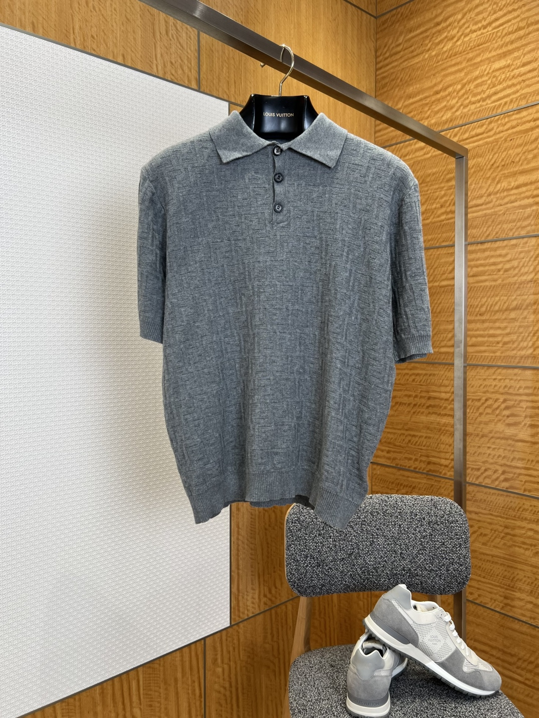 NO:825962,FENDI Fendi all-over printed presbyopia knitted short-sleeved Polo shirt ————————  Made of brand-customized blended knitted fabric, it feels soft and delicate, with cashmere-like skin-friendliness and excellent anti-wrinkle elasticity; the overall appearance is a high-end gray tone, and the classic FF presbyopia logo is all over the body through three-dimensional jacquard technology, highlighting the brand recognition and texture in a low-key manner  It has a rich feel and is not easy to deform; the neckline is a standard Polo lapel design, which is stiff and stylish and not easy to collapse. It is equipped with three resin buttons of the same color, which opens and closes smoothly, restoring the classic casual texture; the edge of the placket is reinforced with double-strand stitching, and the wiring is smooth and fine, improving the durability.  ————————8888 Material: Wool Loose fit Color gray Size S/M/L/XL, Fendi-clothing, fendi, fendi, T-shirt,19860909FENDI 芬迪满印老花针织短袖Polo衫 ———————— 采用品牌定制混纺针织面料,触感软糯细腻,兼具羊绒般的亲肤度与优良的抗皱回弹性；整体呈现高级灰调,通过立体提花工艺将经典FF老花标识满布衣身,低调中彰显品牌辨识度,肌理感丰富且不易变形；领口为标准Polo翻领设计,挺括有型不易软塌,搭配三颗同色系树脂纽扣,开合顺滑,还原经典休闲质感；门襟边缘采用双股车线加固,走线平整细密,提升耐穿度. ————————8888 材质: 羊毛 版型宽松 颜色灰色 尺码S/M/L/XL,芬迪-服装,fendi,fendi,T-shirt,,Women's clothing