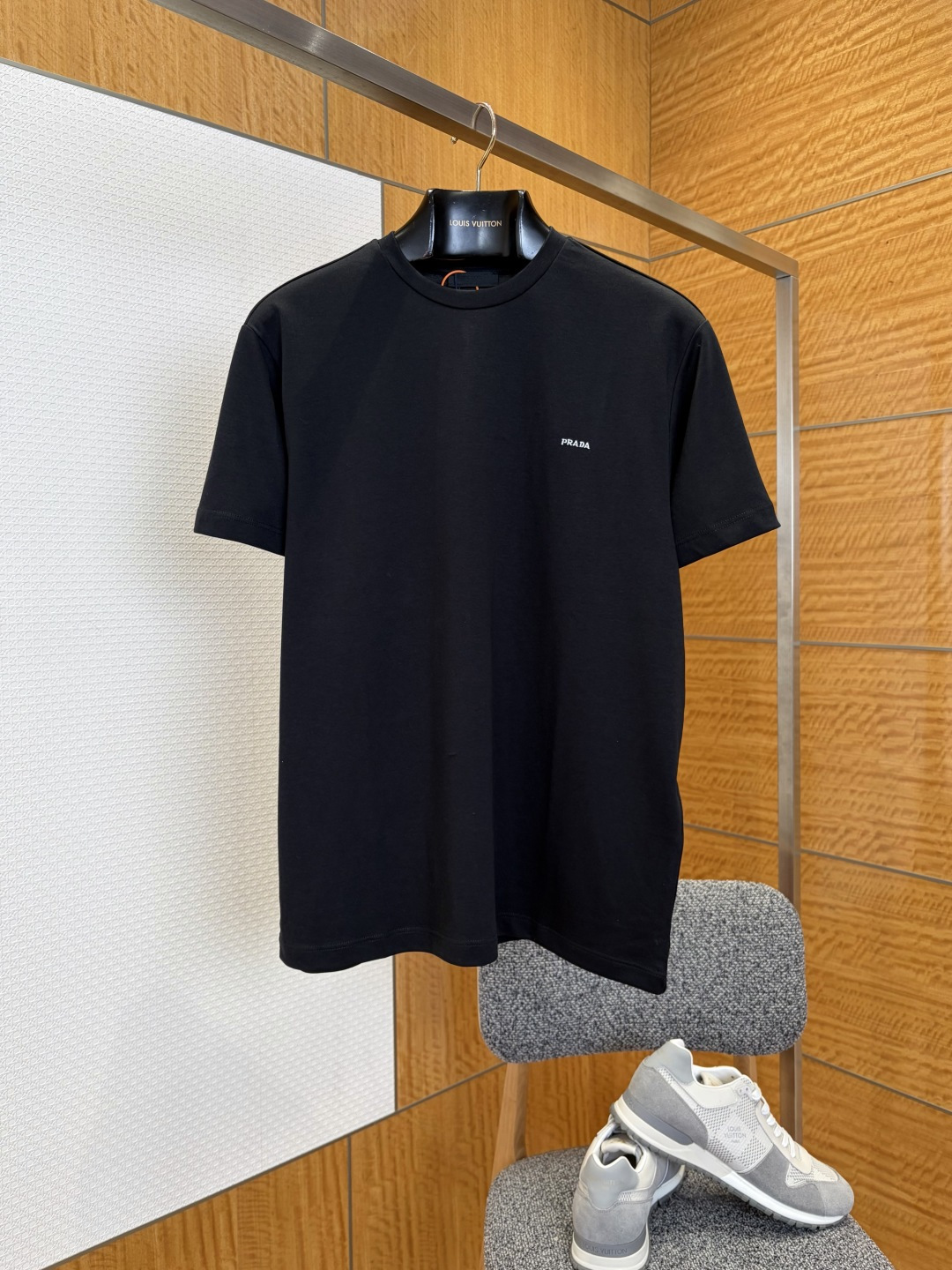 NO:827784,PRA simple basic casual short-sleeved T-shirt ————————  Made of exclusive high-weight combed long-staple cotton fabric, the upper body is skin-friendly and breathable, making it dry and not sweaty when worn for a long time. It has a superior drape feeling, is not prone to pilling, shrinkage and deformation. After multiple washings, it still maintains a crisp shape and long-lasting color, taking into account daily wearing comfort and ultimate durability. The simple and classic round neckline, high-density reinforced rib cuffs, neat and precise routing, not easy to loosen and deform after long-term wear and tear, and softly fit the neck.  The waist line modifies the face shape and the proportion of the head and shoulders, making it versatile and not picky; the left chest is embellished with exquisite and simple brand letter logo, low-key, simple and unobtrusive, just highlighting the high-end brand texture, showing high-end style in minimalism; the fit is slightly loose and neat tailoring, the lines are clean and smooth, the upper body is not tight or bloated, it perfectly adapts to various body shapes, hides the flesh and is very tolerant; the pure black classic and versatile base color is low-key and calm.  ————————8822088 Material: Cotton Loose fit Color black/white Size S/M/L/XL, Prada-clothing, prada, prada, T-shirt, tees, t-shirt,19860909PRA简约基础休闲短袖T恤 ————————— 采用专属高克重精梳长绒棉面料,上身亲肤透气,久穿干爽不闷汗,自带优越垂坠感,不易起球不易缩水不易变形,多次水洗依旧保持版型挺括、色泽持久,兼顾日常穿着舒适度与极致耐穿性能；简约经典圆领领口,高密加固罗纹收口,走线工整精密,久穿拉扯也不易松垮变形,柔和贴合颈部线条,修饰脸型与头肩比例,百搭不挑人；左胸精致简约品牌字母标识点缀,低调简约不张扬,恰到好处凸显品牌高阶质感,极简之中尽显高级格调；合身微宽松利落剪裁,线条干净流畅,上身不紧绷不臃肿,完美适配各种身形,藏肉显瘦包容性极强；纯黑经典百搭底色,低调沉稳大气. ————————8822088 材质: 棉 版型宽松 颜色黑色/白色 尺码S/M/L/XL,普拉达-服装,prada,prada,T-shirt,tees，t-shirt,,Women's clothing