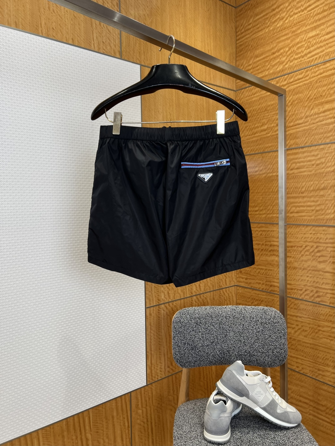 NO:827753,PRA metal triangle logo contrast trim casual shorts————————  Made of specially imported recycled nylon fabric specially supplied by the brand, it has undergone special water-repellent treatment. It has a light and crisp texture with a soft matte texture. It has excellent breathability, wrinkle resistance and quick-drying performance. The upper body feels dry and comfortable, and has excellent drape and deformation resistance. The waistband is designed with high elasticity and is equipped with hidden drawstring adjustment. It fits the waist line without being tight, taking into account the convenience and comfort of daily wear. The trousers are neatly cut,  The trouser legs have been optimized for many times, with smooth lines that modify the shape of the legs. The straight-leg version is not flattering on the figure and is suitable for a variety of dressing styles. The edges of the trouser legs are made of double-thread seaming technology, with even and fine stitching, which is wear-resistant and durable. The overall process is rigorous, and every splicing and wiring is processed with precision. Details such as pocket reinforcement and waistband hemming are all double-reinforced. The brand's classic elements are perfectly integrated with modern functional design, taking into account both practical performance and fashionable style.  ————————8837088 Material: nylon Loose fit Color sky blue/off-white/dark gray/bright red/black Size 46/48/50/52, Prada-clothing, prada, prada, shorts,19860909PRA 金属三角标撞色饰边休闲短裤 ———————— 采用品牌特供进口再生锦纶面料,经过特殊防泼水处理,质地轻盈挺括且自带柔和哑光质感,兼具出色的透气性、抗皱性与速干性能,上身体感干爽舒适,同时拥有优越的垂坠度与抗变形能力；腰头采用高弹松紧设计,搭配隐藏式抽绳调节,贴合腰部线条且不勒不松,兼顾日常穿着的便捷性与舒适感；裤身剪裁利落利落,裤腿经过多次版型优化,线条流畅修饰腿型,直筒版型不挑身材,适配多种穿搭风格；裤脚边缘采用双线锁边工艺,针脚均匀细密,耐磨耐穿；整体工艺严苛,每一处拼接、走线均经过精密处理,口袋加固、腰头锁边等细节部位均采用双重加固工艺,将品牌经典元素与现代功能性设计完美融合,兼顾实用性能与时尚格调. ————————8837088 材质: 锦纶 版型宽松 颜色天蓝/米白/深灰/亮红/黑色 尺码46/48/50/52,普拉达-服装,prada,prada,shorts,,Women's clothing