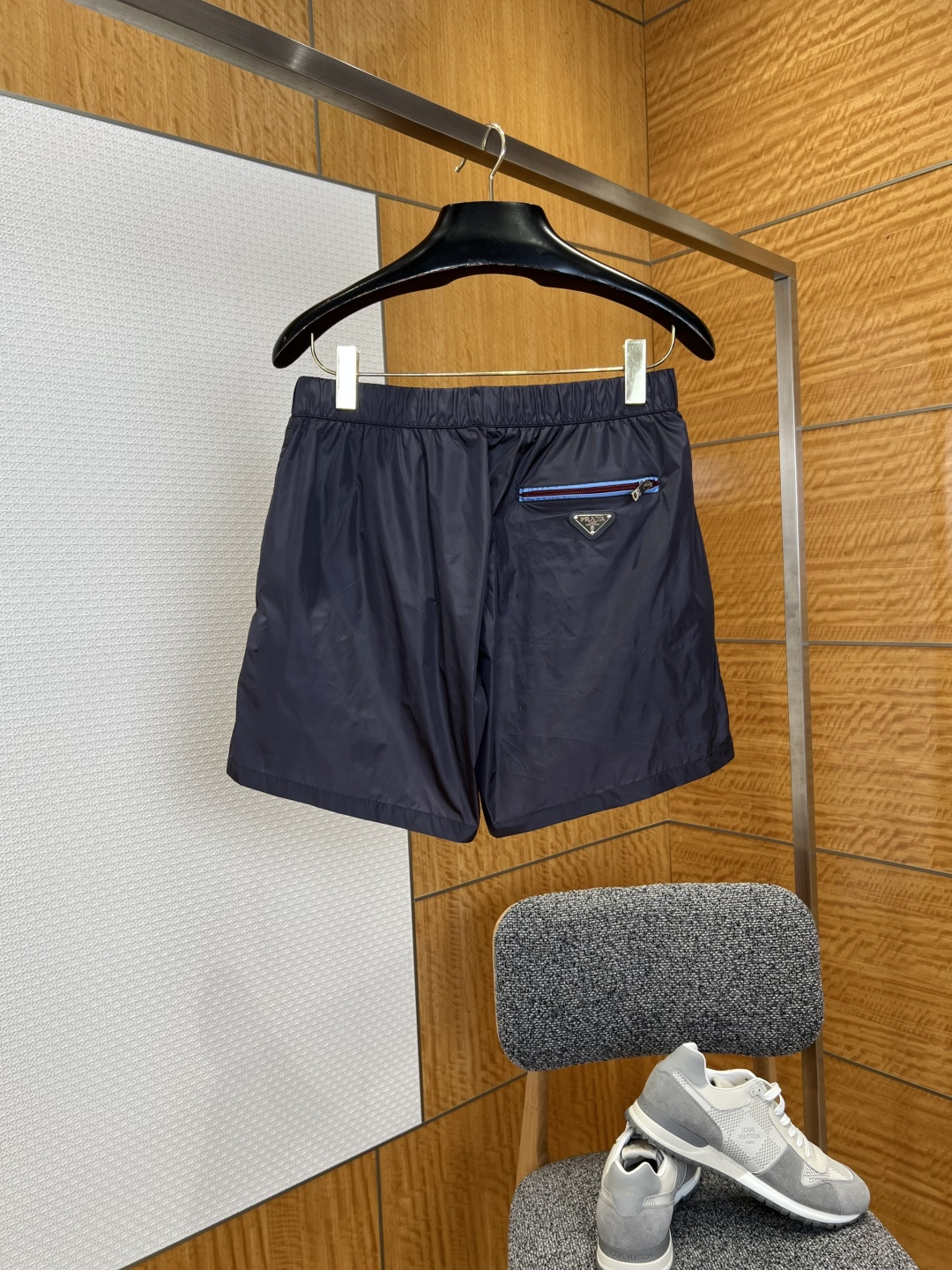 NO:827743,PRA metal triangle logo contrast trim casual shorts————————  Made of specially imported recycled nylon fabric specially supplied by the brand, it has undergone special water-repellent treatment. It has a light and crisp texture with a soft matte texture. It has excellent breathability, wrinkle resistance and quick-drying performance. The upper body feels dry and comfortable, and has excellent drape and deformation resistance. The waistband is designed with high elasticity and is equipped with hidden drawstring adjustment. It fits the waist line without being tight, taking into account the convenience and comfort of daily wear. The trousers are neatly cut,  The trouser legs have been optimized for many times, with smooth lines that modify the shape of the legs. The straight-leg version is not flattering on the figure and is suitable for a variety of dressing styles. The edges of the trouser legs are made of double-thread seaming technology, with even and fine stitching, which is wear-resistant and durable. The overall process is rigorous, and every splicing and wiring is processed with precision. Details such as pocket reinforcement and waistband hemming are all double-reinforced. The brand's classic elements are perfectly integrated with modern functional design, taking into account both practical performance and fashionable style.  ————————8837088 Material: nylon Loose fit Color sky blue/off-white/dark gray/bright red/black Size 46/48/50/52, Prada-clothing, prada, prada, shorts,19860909PRA金属三角标撞色饰边休闲短裤 ———————— 采用品牌特供进口再生锦纶面料,经过特殊防泼水处理,质地轻盈挺括且自带柔和哑光质感,兼具出色的透气性、抗皱性与速干性能,上身体感干爽舒适,同时拥有优越的垂坠度与抗变形能力；腰头采用高弹松紧设计,搭配隐藏式抽绳调节,贴合腰部线条且不勒不松,兼顾日常穿着的便捷性与舒适感；裤身剪裁利落利落,裤腿经过多次版型优化,线条流畅修饰腿型,直筒版型不挑身材,适配多种穿搭风格；裤脚边缘采用双线锁边工艺,针脚均匀细密,耐磨耐穿；整体工艺严苛,每一处拼接、走线均经过精密处理,口袋加固、腰头锁边等细节部位均采用双重加固工艺,将品牌经典元素与现代功能性设计完美融合,兼顾实用性能与时尚格调. ————————8837088 材质: 锦纶 版型宽松 颜色天蓝/米白/深灰/亮红/黑色 尺码46/48/50/52,普拉达-服装,prada,prada,shorts,,Women's clothing
