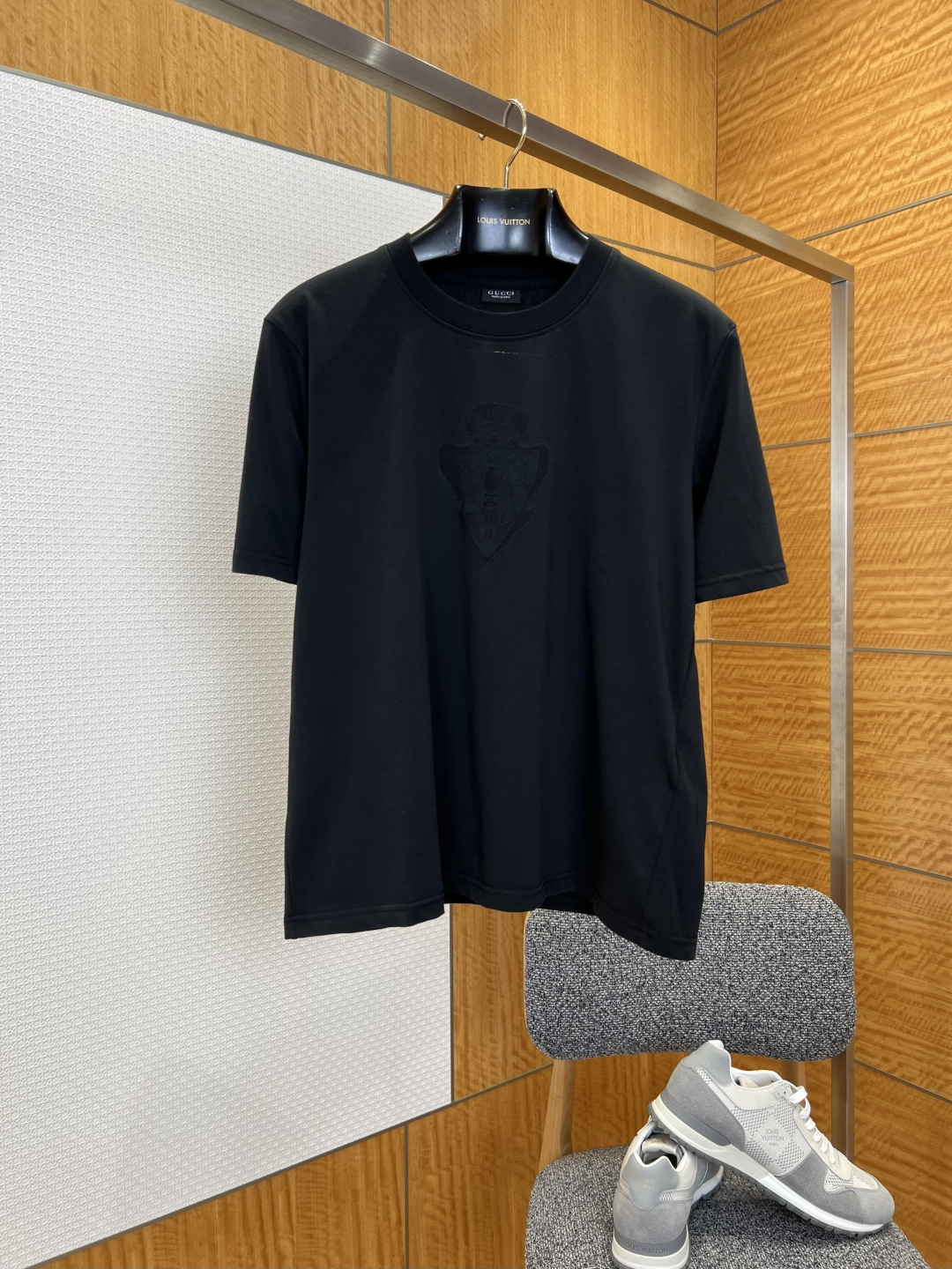 NO:883764,G’s classic hollow badge short-sleeved T-shirt  The brand's custom-made high-count combed plain cotton fabric is selected and treated with special pre-shrinking and softening processes. It feels delicate and skin-friendly, has excellent moisture absorption, breathability and anti-wrinkle drape. It is not easy to deform after long-term wear and maintains a flat silhouette after repeated washing; round shape  The collar is made of high-density reinforced rib technology, with flat and smooth edges. It is not easy to curl and deform after being washed for a long time. It fits the neck line without being tight, taking into account both comfortable experience and neat styling. The low-key and exquisite details break the monotony of the basic white T.  The brand recognition is hidden in the color; the loose and dropped shoulder tailoring design has smooth and natural lines and is highly tolerant to different body shapes. The cuffs and hem are processed with flat hemming technology and are not easy to curl. Whether worn alone to create a simple and advanced casual look, or layered inside to create a layered atmosphere, it can be easily controlled, showing the brand's exquisite craftsmanship and low-key luxury aesthetics., Gucci - Clothing, gucci, gucci, T-shirt, tees, t-shirt,19860909G家经典镂空徽章短袖T恤 甄选品牌定制高支精梳平纹棉面料,经过特殊预缩与柔化工艺处理,触感细腻亲肤,兼具优越的吸湿透气性与抗皱垂坠感,久穿不易变形,反复水洗依旧保持平整廓形；圆领采用高密度加固罗纹工艺打造,边缘平整光滑,久洗不易卷边变形,贴合颈部线条不紧绷,兼顾舒适体验与利落造型感；低调精致的细节打破基础白T的单调感,在简约底色中暗藏品牌辨识度；宽松落肩的剪裁设计,线条流畅自然,对不同身形包容度高,袖口与下摆采用平整包边工艺处理,不易卷边,无论是单穿打造简约高级的休闲造型,还是内搭叠穿营造层次氛围,都能轻松驾驭,尽显品牌的精湛工艺与低调奢华美学.,古驰-服装,gucci,gucci,T-shirt,tees，t-shirt,,Women's clothing