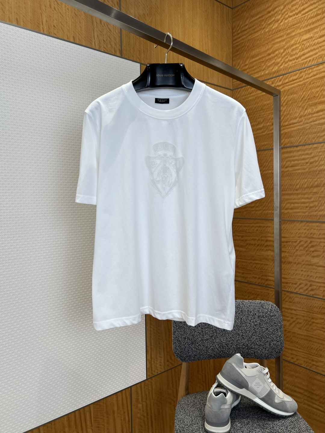 NO:883753,G’s classic hollow badge short-sleeved T-shirt  The brand's custom-made high-count combed plain cotton fabric is selected and treated with special pre-shrinking and softening processes. It feels delicate and skin-friendly, has excellent moisture absorption, breathability and anti-wrinkle drape. It is not easy to deform after long-term wear and maintains a flat silhouette after repeated washing; round shape  The collar is made of high-density reinforced rib technology, with flat and smooth edges. It is not easy to curl and deform after being washed for a long time. It fits the neck line without being tight, taking into account both comfortable experience and neat styling. The low-key and exquisite details break the monotony of the basic white T.  The brand recognition is hidden in the color; the loose and dropped shoulder tailoring design has smooth and natural lines and is highly tolerant to different body shapes. The cuffs and hem are processed with flat hemming technology and are not easy to curl. Whether worn alone to create a simple and advanced casual look, or layered inside to create a layered atmosphere, it can be easily controlled, showing the brand's exquisite craftsmanship and low-key luxury aesthetics., Gucci - Clothing, gucci, gucci, T-shirt, tees, t-shirt,19860909G家经典镂空徽章短袖T恤 甄选品牌定制高支精梳平纹棉面料,经过特殊预缩与柔化工艺处理,触感细腻亲肤,兼具优越的吸湿透气性与抗皱垂坠感,久穿不易变形,反复水洗依旧保持平整廓形；圆领采用高密度加固罗纹工艺打造,边缘平整光滑,久洗不易卷边变形,贴合颈部线条不紧绷,兼顾舒适体验与利落造型感；低调精致的细节打破基础白T的单调感,在简约底色中暗藏品牌辨识度；宽松落肩的剪裁设计,线条流畅自然,对不同身形包容度高,袖口与下摆采用平整包边工艺处理,不易卷边,无论是单穿打造简约高级的休闲造型,还是内搭叠穿营造层次氛围,都能轻松驾驭,尽显品牌的精湛工艺与低调奢华美学.,古驰-服装,gucci,gucci,T-shirt,tees，t-shirt,,Women's clothing