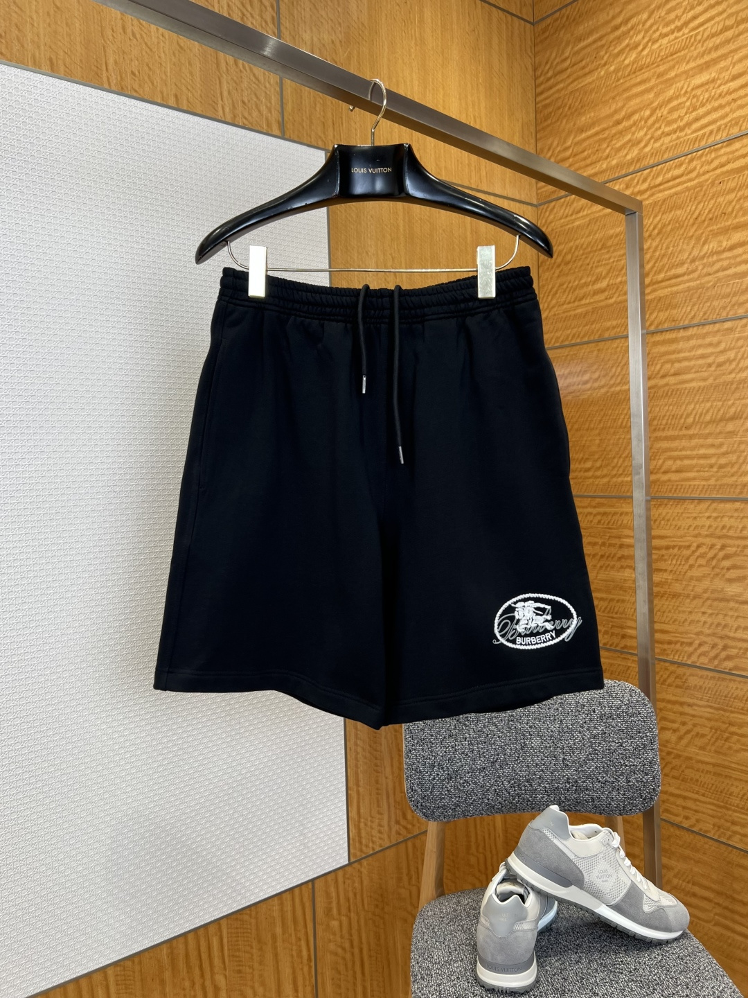 NO:828869,BBR equestrian knight embroidered casual sweatpants ——————  It is made of customized high-count double-strand terry cotton fabric, which has been processed through multiple pre-shrinking and brushing processes. It feels soft and skin-friendly, and has excellent breathability, moisture absorption and anti-wrinkle and anti-deformation properties. It is not easy to loosen and pill when worn for a long time. The upper body is comfortable and breathable, suitable for all seasons. The waistband is designed with wide edges and high density elasticity, and is adjusted with a drawstring of the same color to fit the waist line without being pinched.  Loose, casual and comfortable, you can freely adjust the tightness and add style layer; the brand's iconic equestrian knight logo embroidery on the front of the pants uses high-density three-dimensional embroidery technology, the stitches are fine and flat, the lines are smooth and exquisite, restoring the retro texture of the brand's classic elements, the color contrast is sharp, breaking the monotony of solid colors, and it has both high recognition and low-key luxury.  ————————8834088 Material: cotton Loose fit Color black/light blue Size S/M/L/XL, Burberry-Clothing,19860909BBR马术骑士刺绣休闲卫裤 ——————— 采用定制高支双股毛圈棉面料,经过多道预缩与磨毛工艺处理,触感软糯亲肤,兼具优异的透气性、吸湿性与抗皱抗变形性能,久穿不易松垮起球,上身舒适透气,四季皆宜；腰头采用宽边高密松紧设计,搭配同色系抽绳调节,贴合腰部线条,不勒不松,随性舒适,既能自由调节松紧度又增添造型层次；裤身正面的品牌标志性马术骑士徽标刺绣,采用高密度立体刺绣工艺,针脚细密平整,线条流畅精致,还原品牌经典元素的复古质感,色彩对比鲜明,打破纯色单调感,兼具高辨识度与低调奢华感. ————————8834088 材质: 棉 版型宽松 颜色黑色/浅蓝 尺码S/M/L/XL,博柏利-服装,,Women's clothing